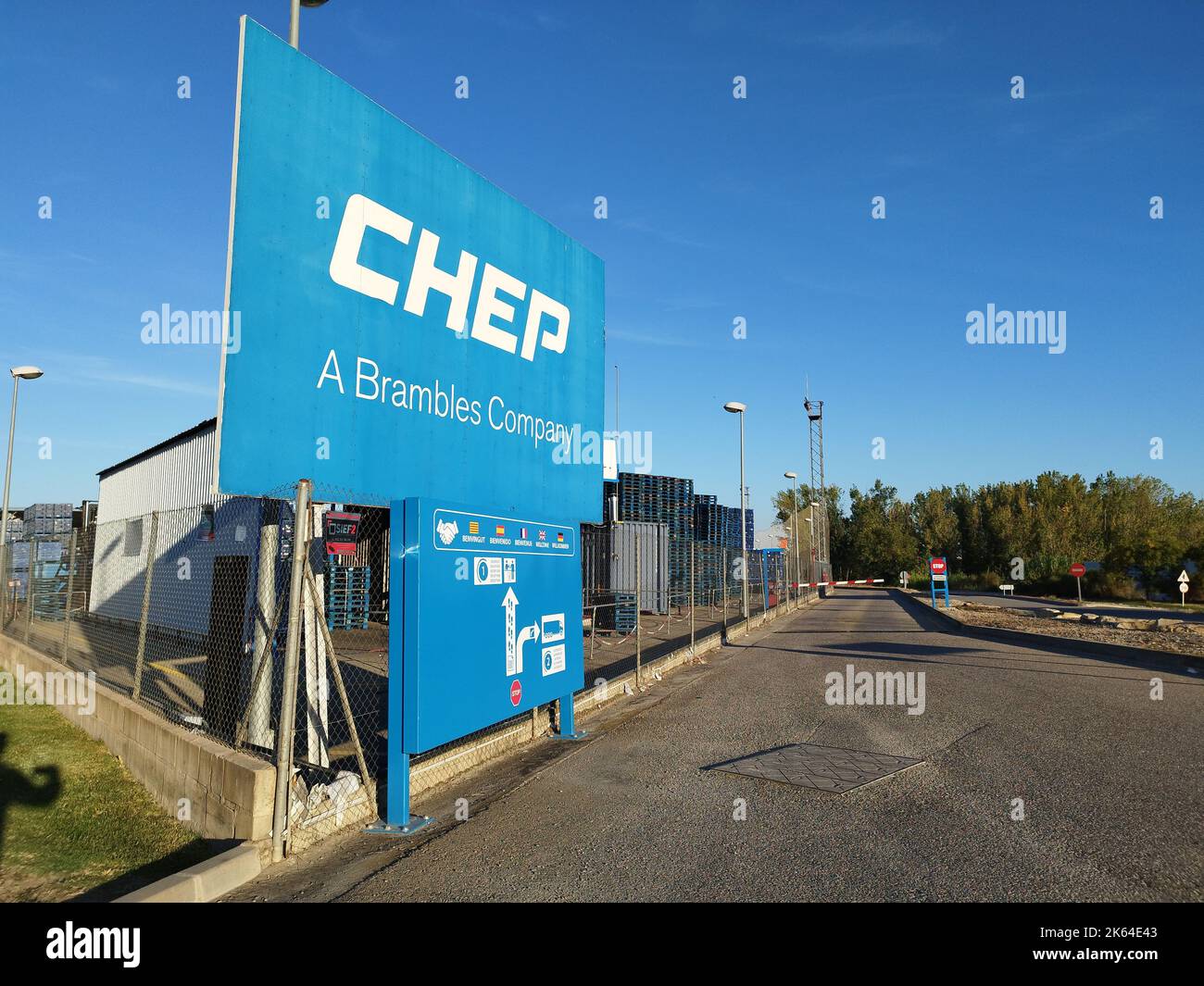 BELLPUIG, SPAGNA; OTTOBRE/04/2022; centro di confezionamento CHEP a Bellpuig, nella provincia di Lleida, Catalogna, Spagna Foto Stock