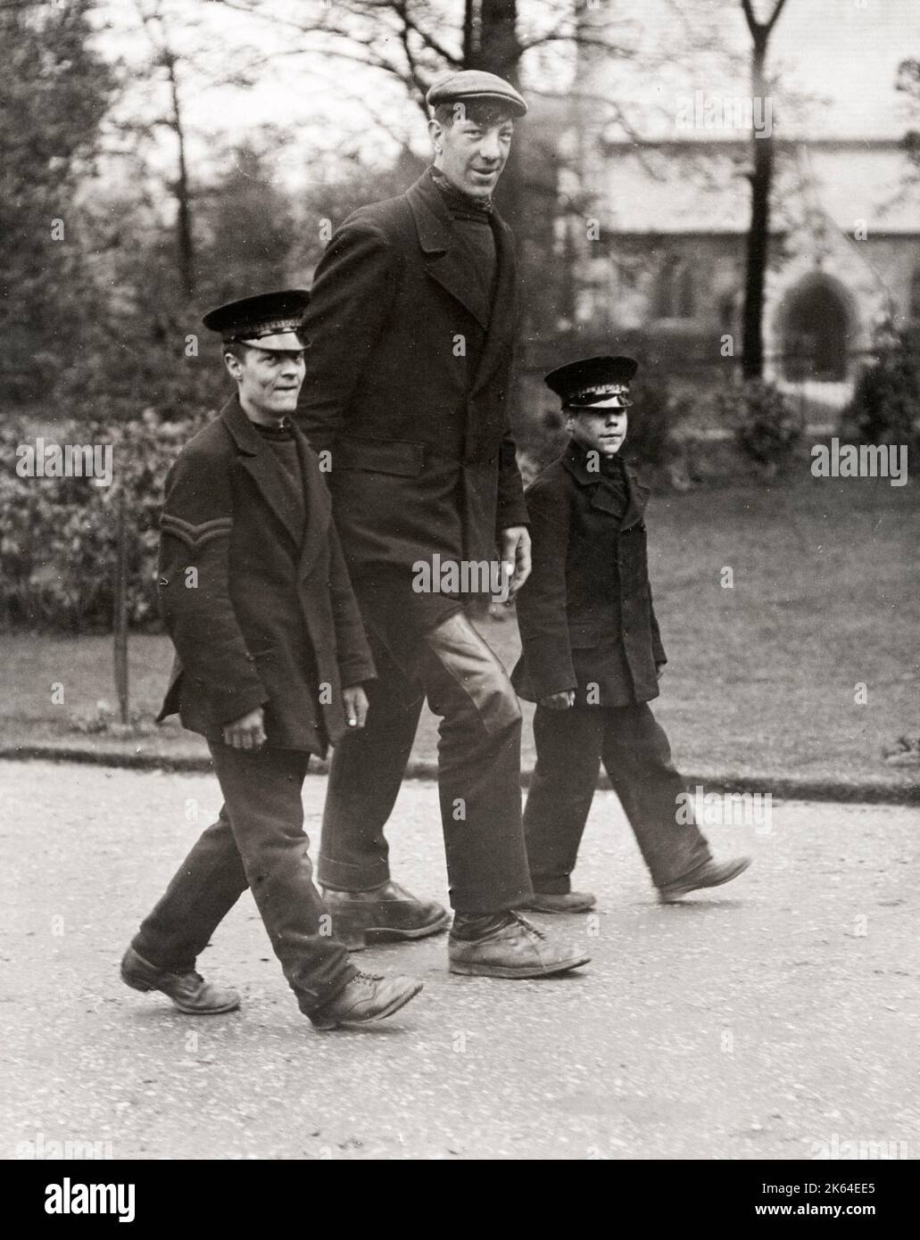 Fotografia d'epoca dell'inizio del XX secolo - Frederick Kempster (1889-1918) è stato uno showman inglese, famoso per la sua altezza estrema e conosciuto anche come The English Giant o Blackburn Giant. Era alto 2,18 m (7 ft 2 in), aveva un'apertura del braccio di 8 ft 4,5 in (2,55 m) e pesava 170 kg (370 lb). Foto Stock