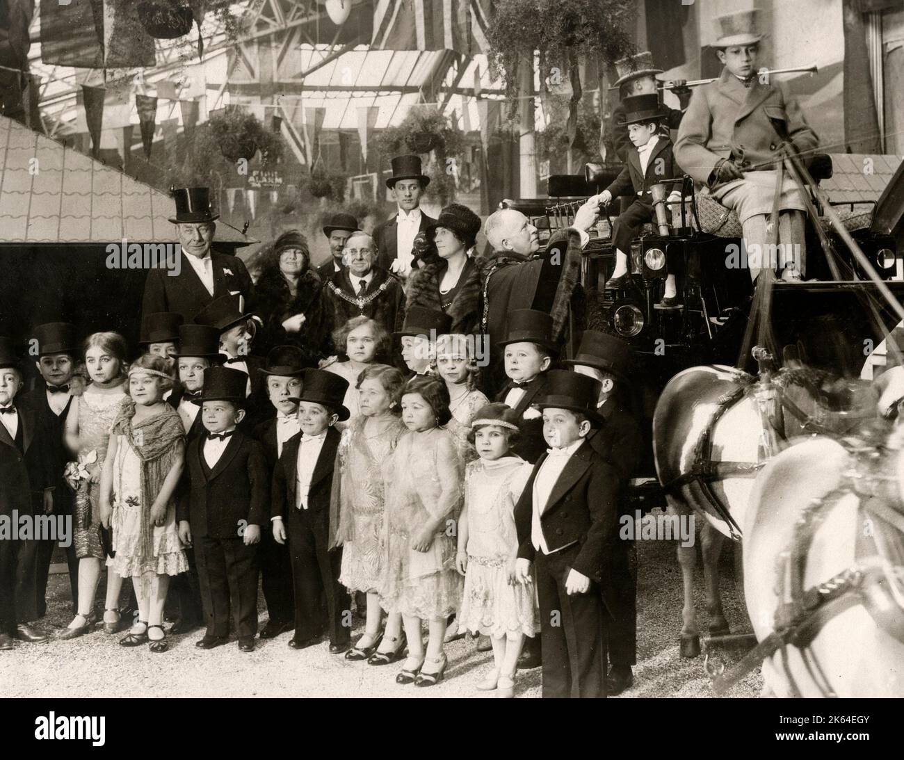 Fotografia della stampa vintage dei primi anni del 20th - il sindaco di Londra al circo Olympia, con una truppa di nani, c.1920 Foto Stock