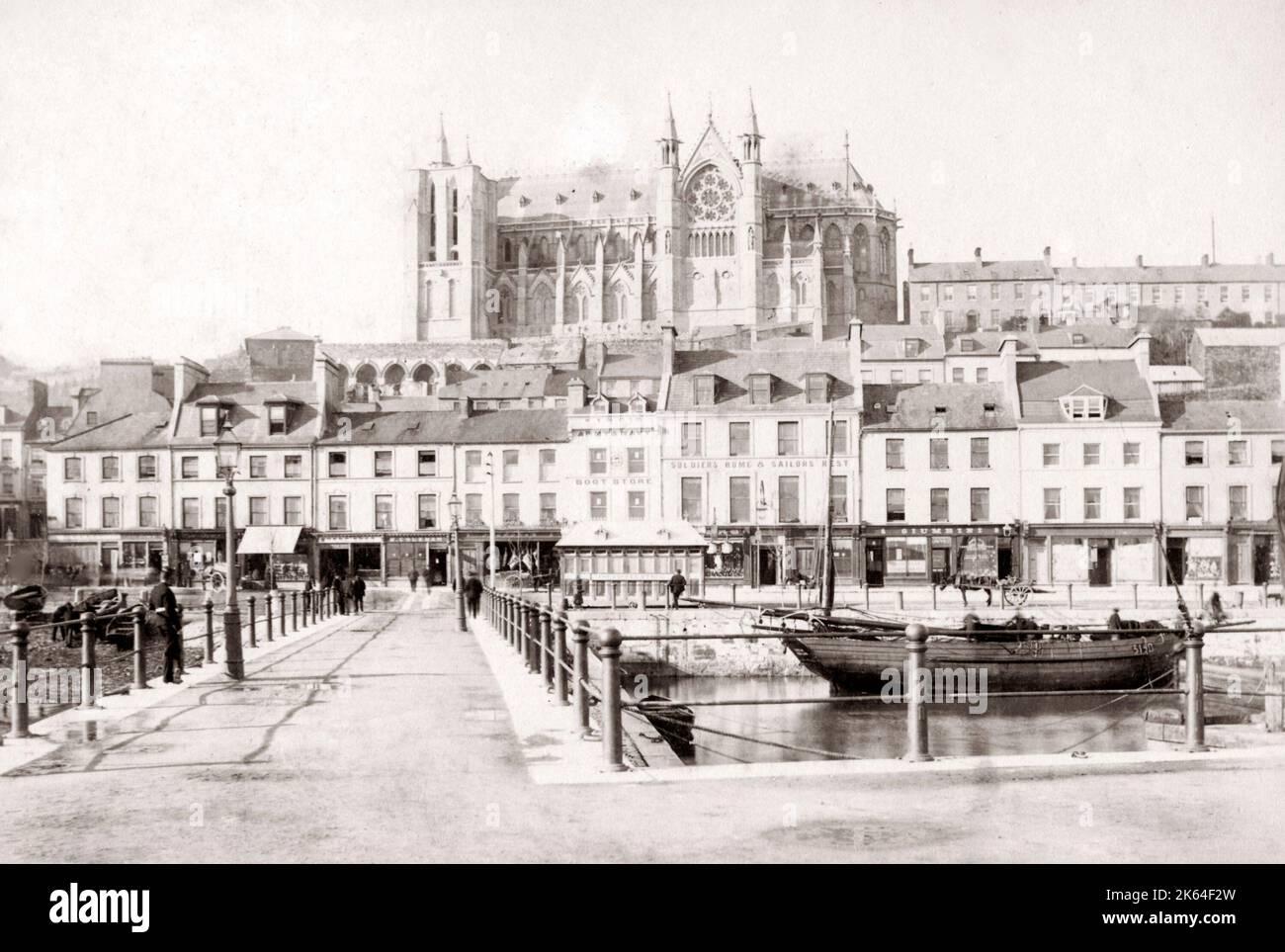 Cattedrale, e dock Cobh (Queenstown), Irlanda. c.1890 Foto Stock