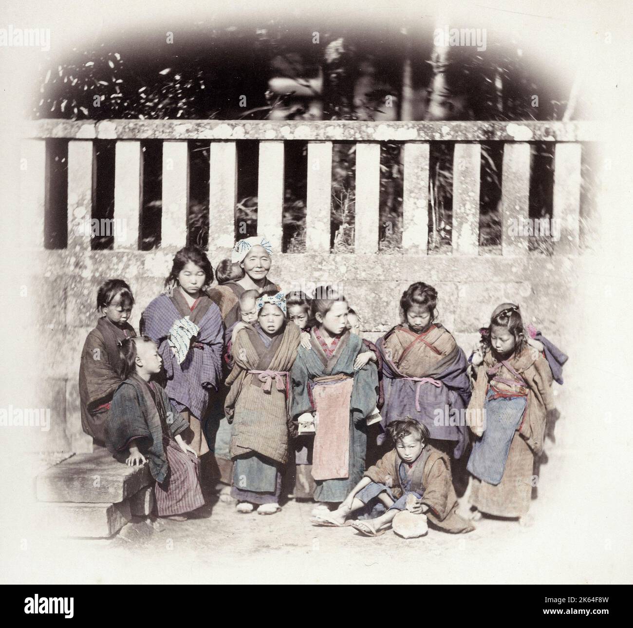 Giappone 1860 - ritratto di un gruppo di bambini in strada Felix Beato (1832 - 29 gennaio 1909), fotografo italo-britannico che lavora principalmente in India, Giappone, Cina Foto Stock