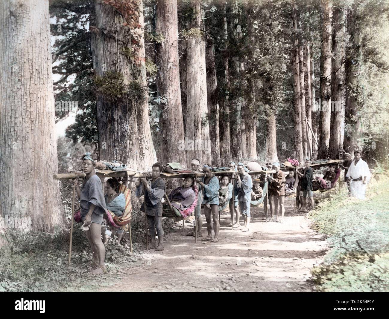 C. 1880 Giappone - Treno di sedan sedie su una strada rual Foto Stock