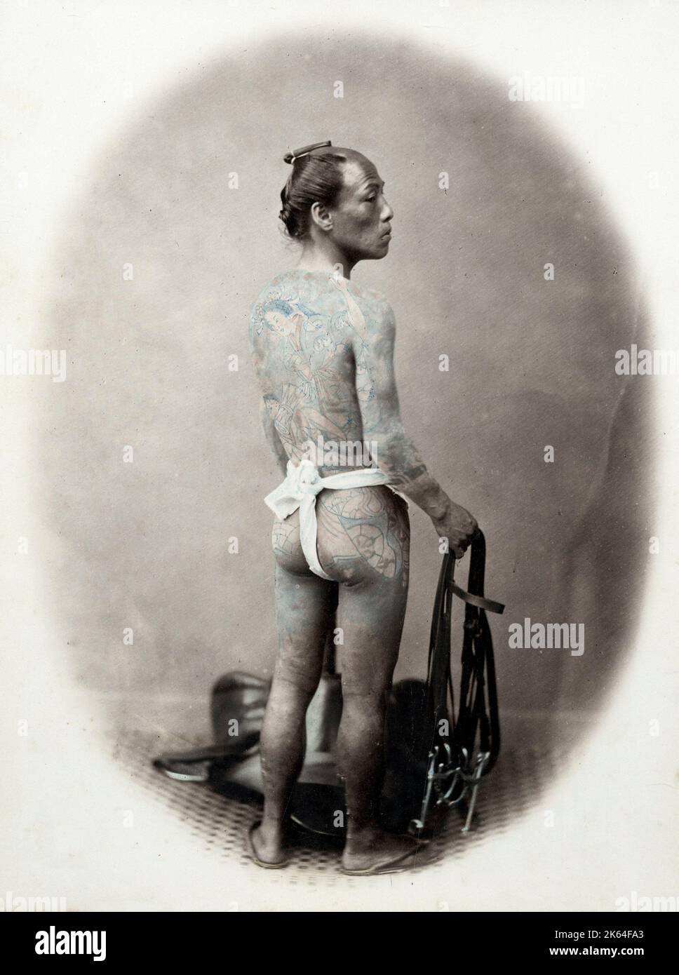 Giappone del 1860 - ritratto di uno sposo tatuato Felix Beato (1832 - 29 gennaio 1909), fotografo italo-britannico che lavora principalmente in India, Giappone, Cina Foto Stock