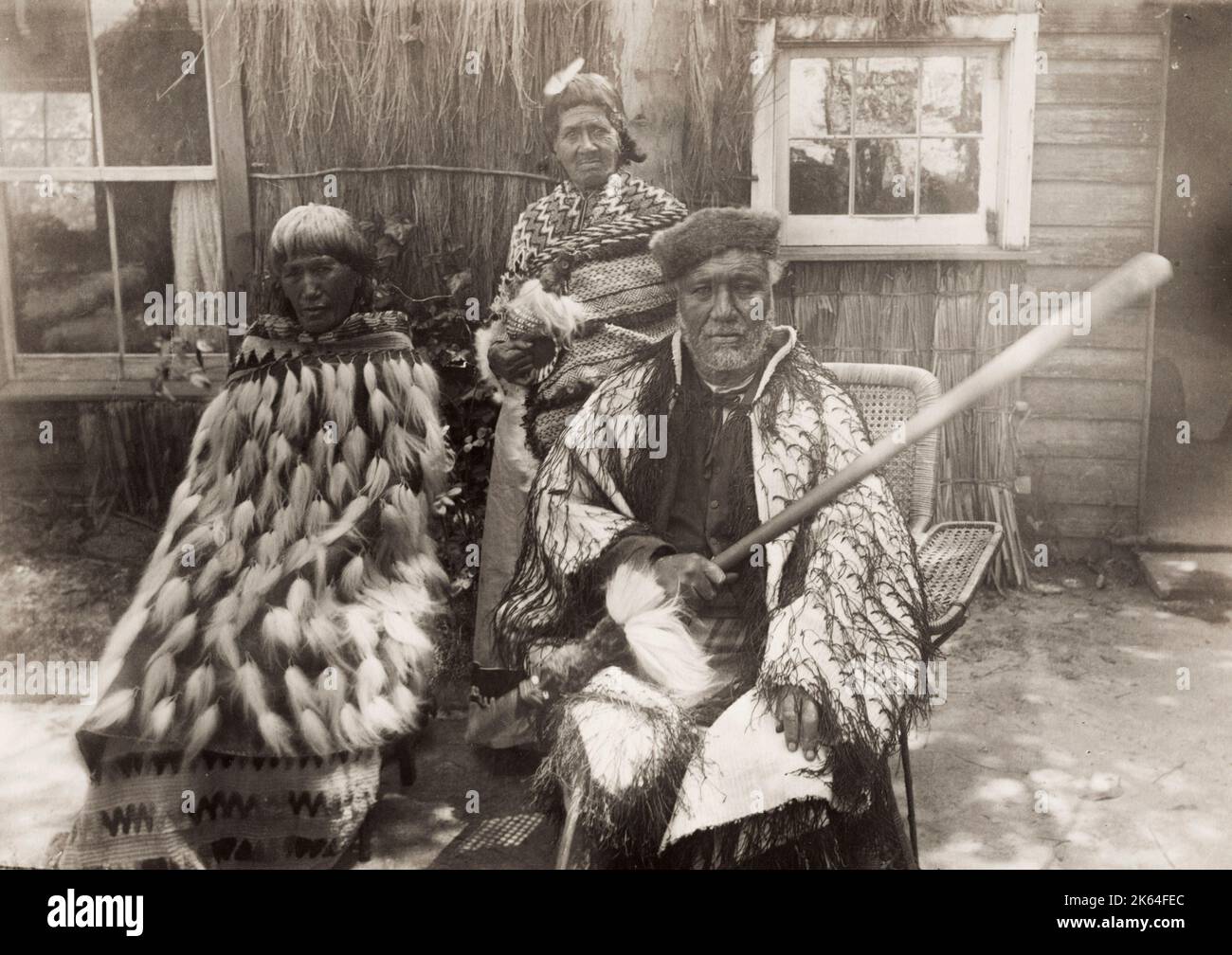 Fotografia d'annata del XIX secolo: Gruppo Maori, uomo con club, Nuova Zelanda, circa 1890. Foto Stock