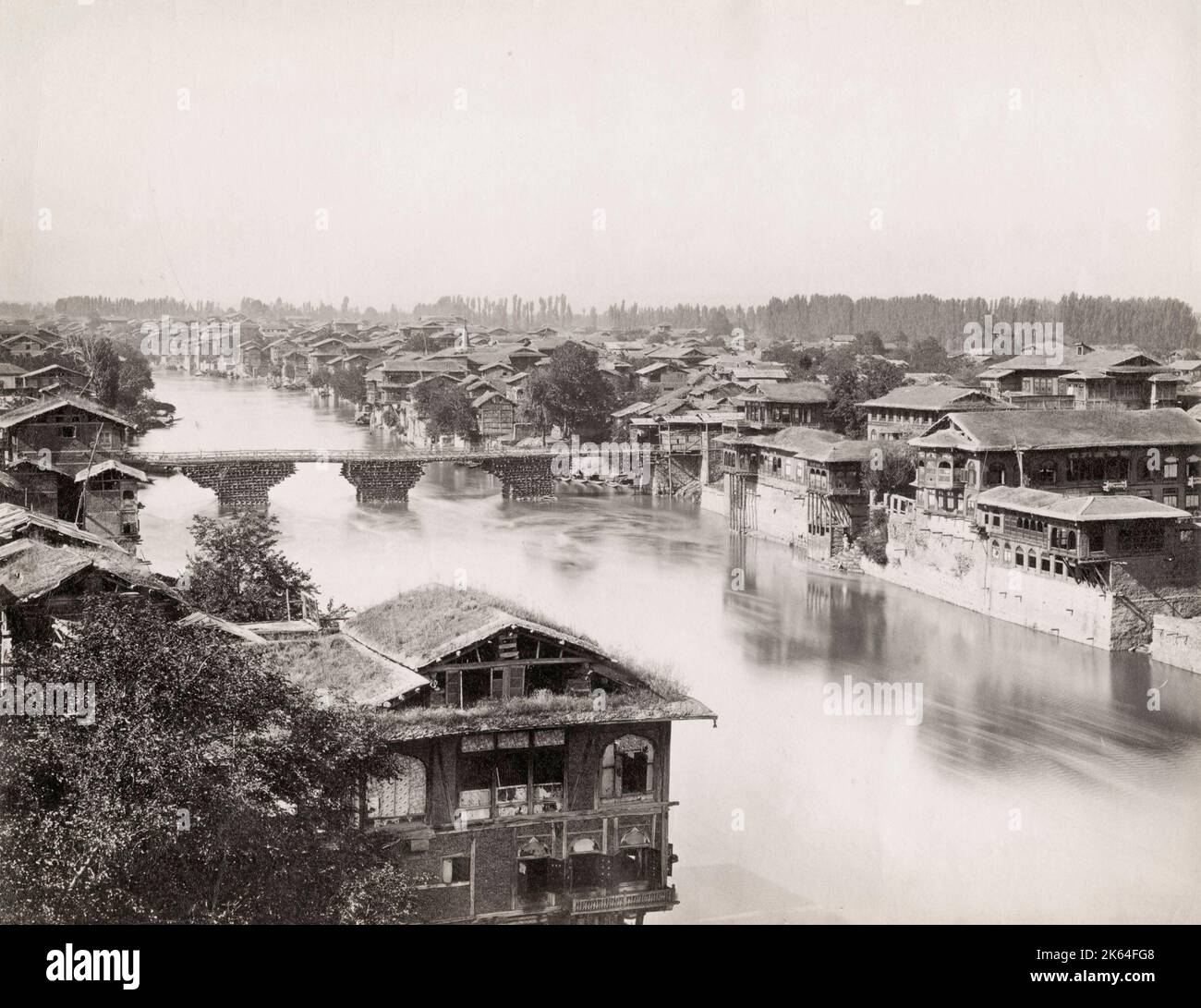 Fotografia d'epoca del XIX secolo: Ponte di legno sul fiume Jhelum, Srinagar. Srinagar è la città più grande e la capitale estiva del territorio sindacale indiano di Jammu e Kashmir. circa 1870's. Foto Stock