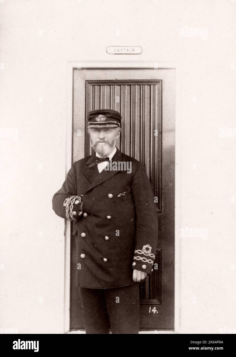 1889 fotografia - RMS Teutonico - da un album di immagini relative al lancio del vaso che è stato costruito da Harland e Wolff a Belfast per la White Star Line - in seguito per ottenere notorietà come il proprietario del Titanic. L'album mostra gli interni della nave, membro dell'equipaggio, crociere di prova, compresa una visita a bordo mediante il Kaiser tedesco e il Principe di Galles, così come molte immagini di altri visitatori. Questa immagine - Capitano H. Parsell Foto Stock