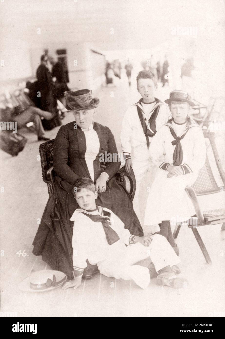 1889 fotografia - RMS Teutonico - da un album di immagini relative al lancio del vaso che è stato costruito da Harland e Wolff a Belfast per la White Star Line - in seguito per ottenere notorietà come il proprietario del Titanic. L'album mostra gli interni della nave, membro dell'equipaggio, crociere di prova, compresa una visita a bordo mediante il Kaiser tedesco e il Principe di Galles, così come molte immagini di altri visitatori. Questa immagine - gli ospiti a bordo della nave per una crociera di prova Foto Stock