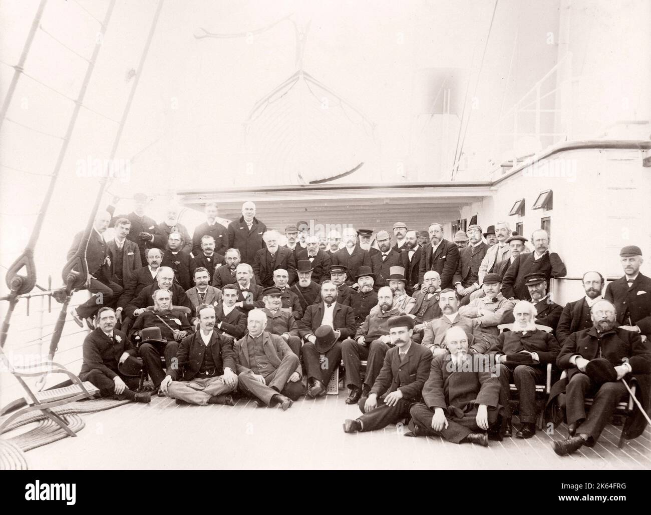 1889 fotografia - RMS Teutonico - da un album di immagini relative al lancio del vaso che è stato costruito da Harland e Wolff a Belfast per la White Star Line - in seguito per ottenere notorietà come il proprietario del Titanic. L'album mostra gli interni della nave, membro dell'equipaggio, crociere di prova, compresa una visita a bordo mediante il Kaiser tedesco e il Principe di Galles, così come molte immagini di altri visitatori. Questa immagine - gli ospiti su una crociera di prova Foto Stock