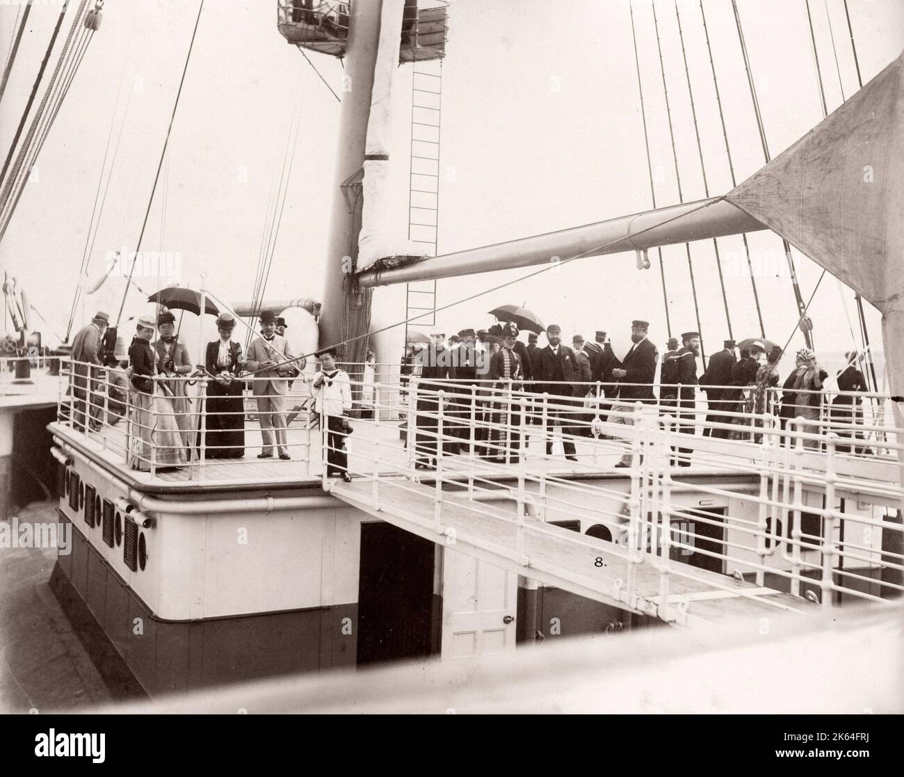 1889 fotografia - RMS Teutonico - da un album di immagini relative al lancio del vaso che è stato costruito da Harland e Wolff a Belfast per la White Star Line - in seguito per ottenere notorietà come il proprietario del Titanic. L'album mostra gli interni della nave, membro dell'equipaggio, crociere di prova, compresa una visita a bordo mediante il Kaiser tedesco e il Principe di Galles, così come molte immagini di altri visitatori. Questa immagine - ponte di il teutonico Foto Stock
