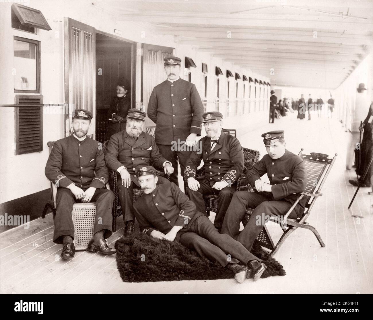 1889 fotografia - RMS Teutonico - da un album di immagini relative al lancio del vaso che è stato costruito da Harland e Wolff a Belfast per la White Star Line - in seguito per ottenere notorietà come il proprietario del Titanic. L'album mostra gli interni della nave, membro dell'equipaggio, crociere di prova, compresa una visita a bordo mediante il Kaiser tedesco e il Principe di Galles, così come molte immagini di altri visitatori. Questa immagine - capitano e la navigazione degli ufficiali Foto Stock