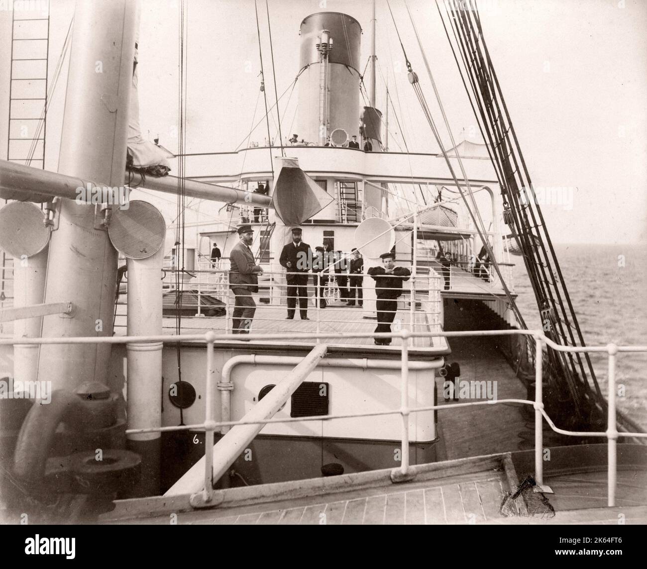 1889 fotografia - RMS Teutonico - da un album di immagini relative al lancio del vaso che è stato costruito da Harland e Wolff a Belfast per la White Star Line - in seguito per ottenere notorietà come il proprietario del Titanic. L'album mostra gli interni della nave, membro dell'equipaggio, crociere di prova, compresa una visita a bordo mediante il Kaiser tedesco e il Principe di Galles, così come molte immagini di altri visitatori. Questa immagine - ponte di il teutonico Foto Stock