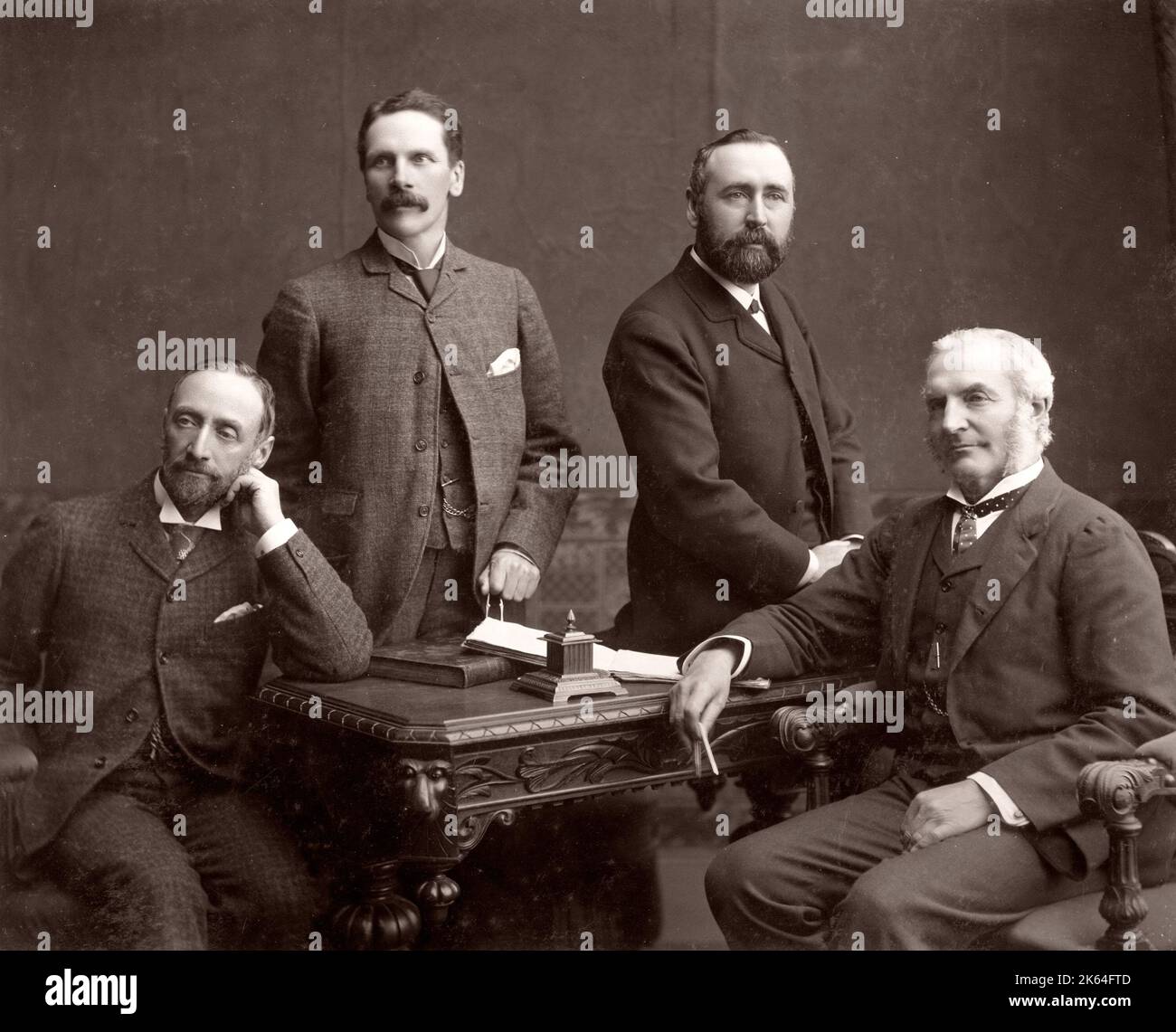 1889 fotografia - RMS Teutonico - da un album di immagini relative al lancio del vaso che è stato costruito da Harland e Wolff a Belfast per la White Star Line - in seguito per ottenere notorietà come il proprietario del Titanic. L'album mostra gli interni della nave, membro dell'equipaggio, crociere di prova, compresa una visita a bordo mediante il Kaiser tedesco e il Principe di Galles, così come molte immagini di altri visitatori. Questa immagine - da sinistra a destra) Gustave Wilhelm Wolff, Walter Henry Wilson, William James Pirrie une Edward Harland Foto Stock