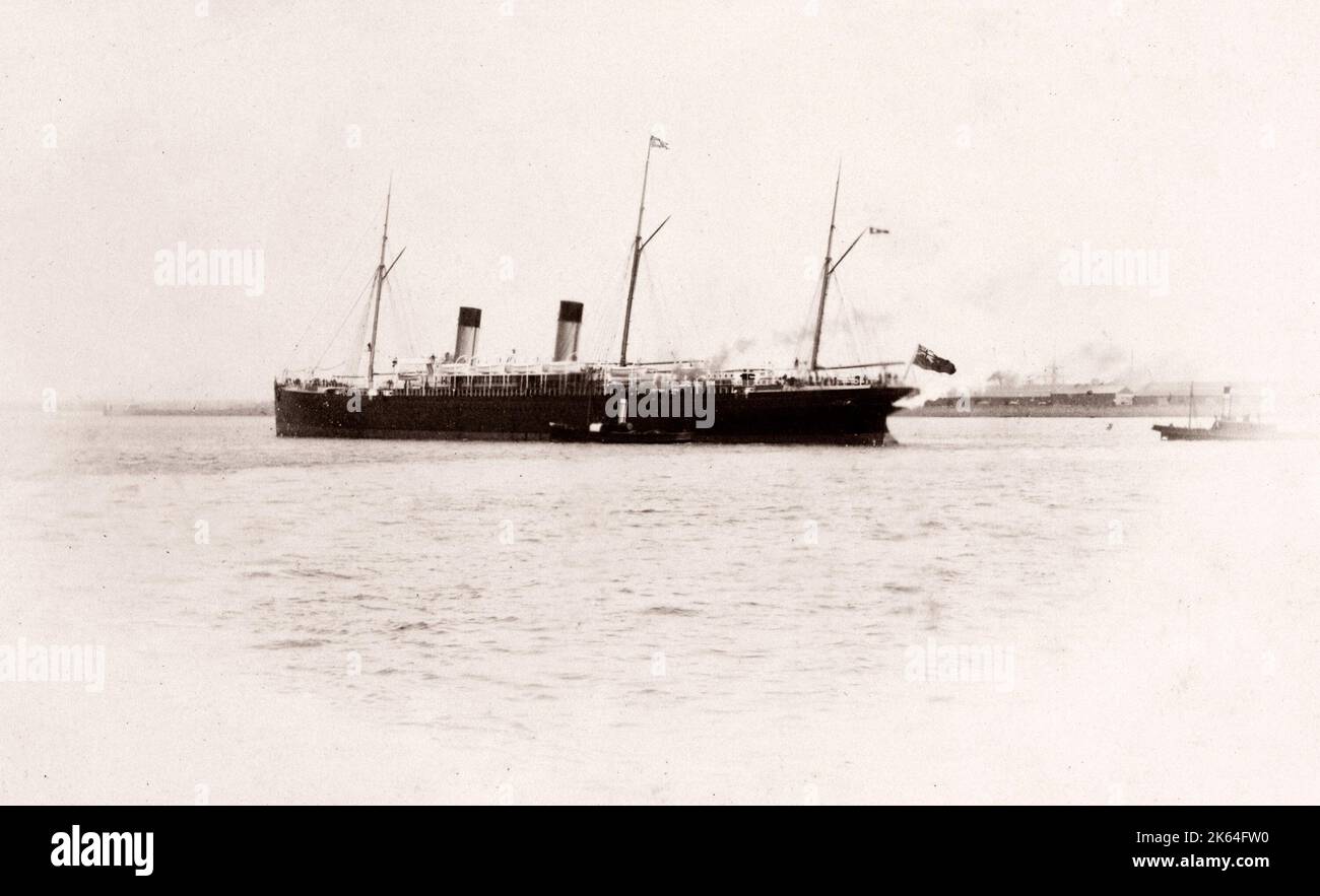 1889 fotografia - RMS Teutonico - da un album di immagini relative al lancio del vaso che è stato costruito da Harland e Wolff a Belfast per la White Star Line - in seguito per ottenere notorietà come il proprietario del Titanic. L'album mostra gli interni della nave, membro dell'equipaggio, crociere di prova, compresa una visita a bordo mediante il Kaiser tedesco e il Principe di Galles, così come molte immagini di altri visitatori. Questa immagine - teutonico nel fiume Mersey Foto Stock