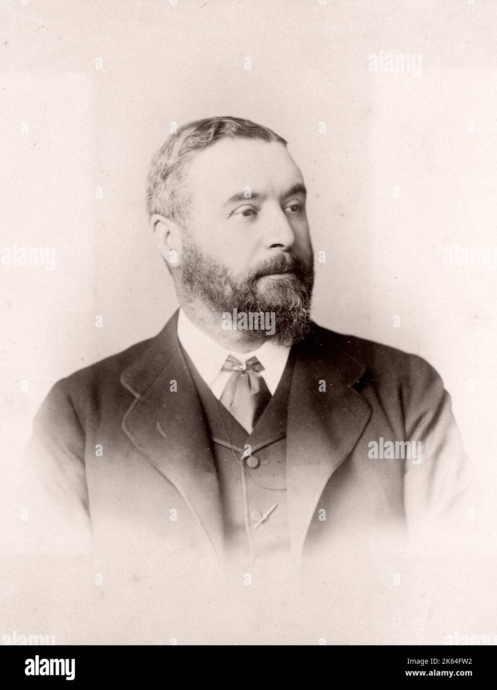 1889 fotografia - RMS Teutonico - da un album di immagini relative al lancio del vaso che è stato costruito da Harland e Wolff a Belfast per la White Star Line - in seguito per ottenere notorietà come il proprietario del Titanic. L'album mostra gli interni della nave, membro dell'equipaggio, crociere di prova, compresa una visita a bordo mediante il Kaiser tedesco e il Principe di Galles, così come molte immagini di altri visitatori. Questa immagine - Thomas Henry Ismay della White Star Line Foto Stock