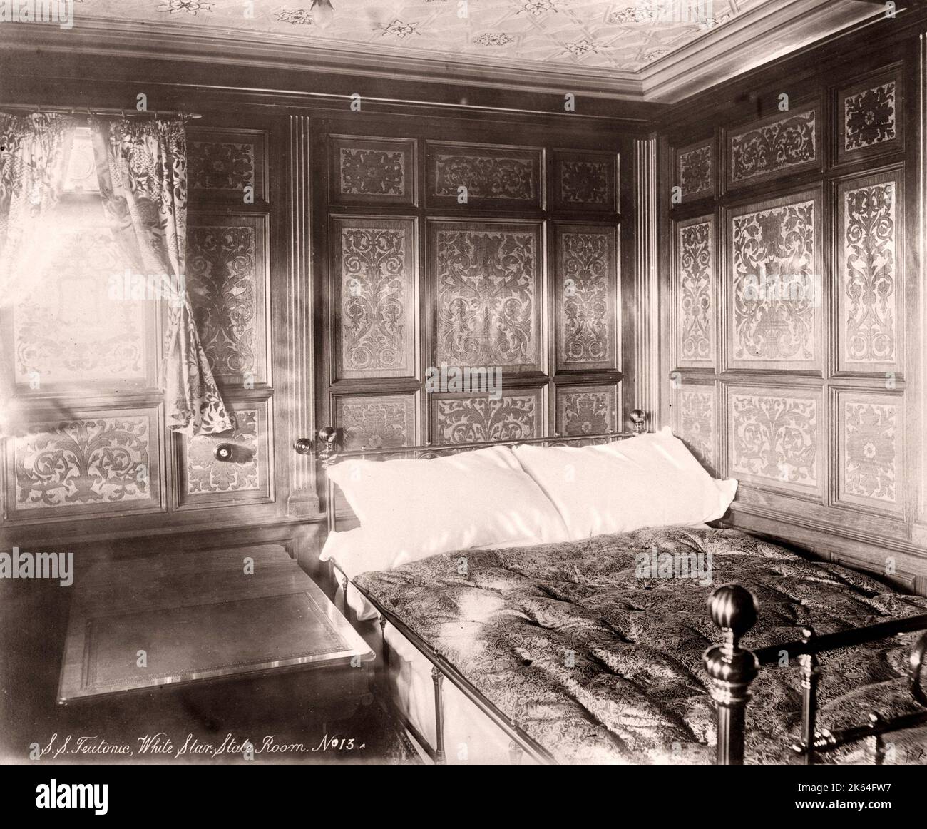 1889 fotografia - RMS Teutonico - da un album di immagini relative al lancio del vaso che è stato costruito da Harland e Wolff a Belfast per la White Star Line - in seguito per ottenere notorietà come il proprietario del Titanic. L'album mostra gli interni della nave, membro dell'equipaggio, crociere di prova, compresa una visita a bordo mediante il Kaiser tedesco e il Principe di Galles, così come molte immagini di altri visitatori. Questa immagine - interni opulenti del teutonico Foto Stock