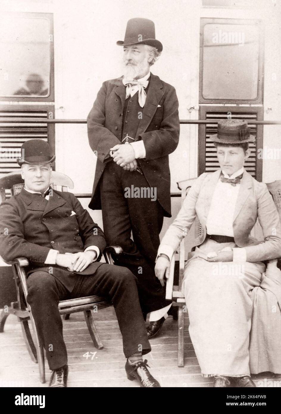 1889 fotografia - RMS Teutonico - da un album di immagini relative al lancio del vaso che è stato costruito da Harland e Wolff a Belfast per la White Star Line - in seguito per ottenere notorietà come il proprietario del Titanic. L'album mostra gli interni della nave, membro dell'equipaggio, crociere di prova, compresa una visita a bordo mediante il Kaiser tedesco e il Principe di Galles, così come molte immagini di altri visitatori. Questa immagine - Lord Charles Beresford e Sir Frederic Leighton (artista) Foto Stock