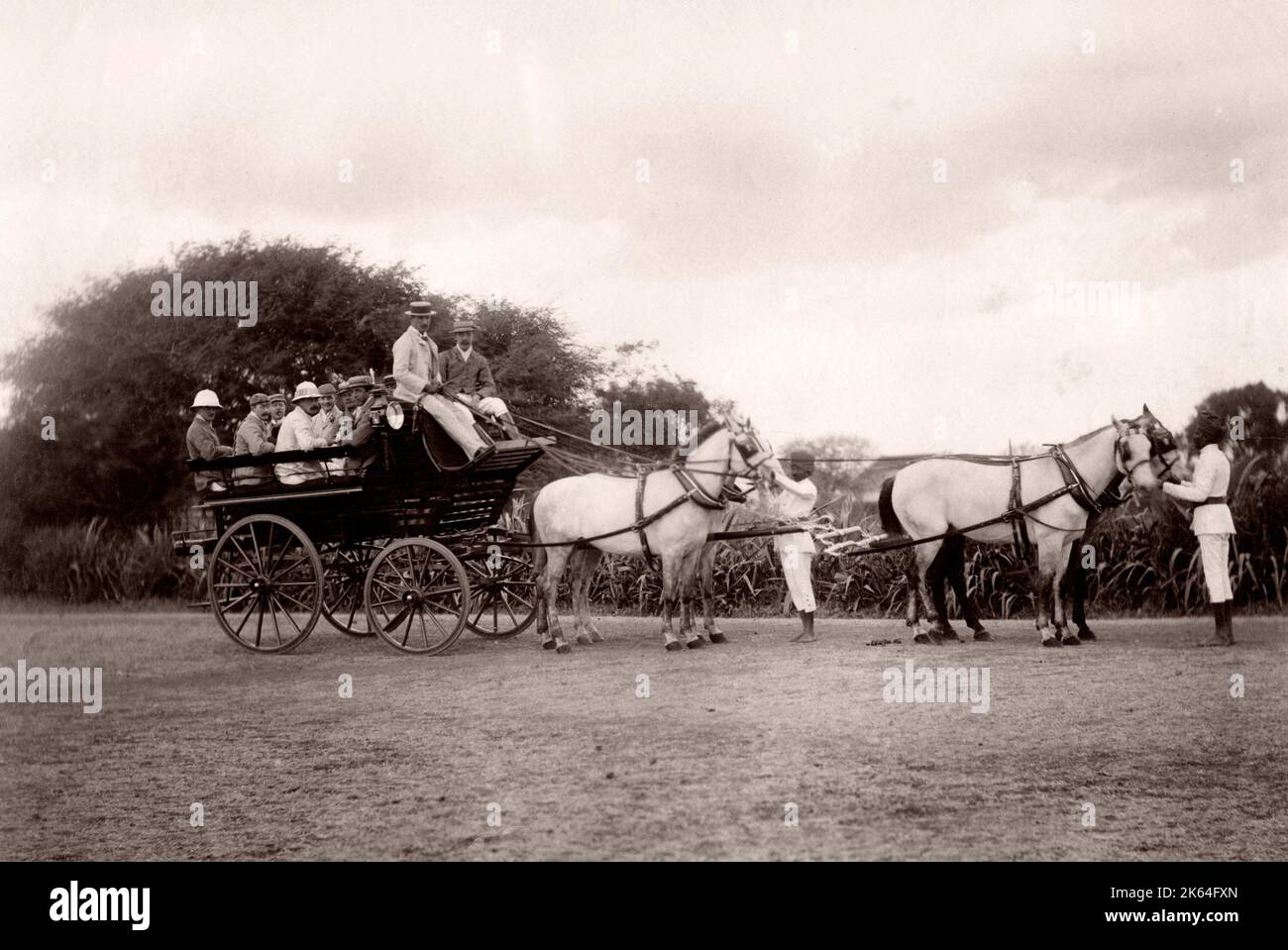 Carrozza e quattro cavalli, servitori, India, circa 1880's. Foto Stock