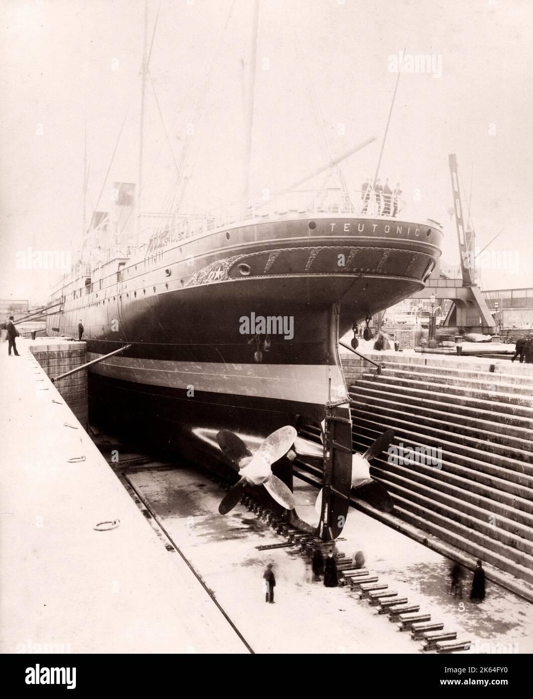 1889 fotografia - RMS Teutonico - da un album di immagini relative al lancio del vaso che è stato costruito da Harland e Wolff a Belfast per la White Star Line - in seguito per ottenere notorietà come il proprietario del Titanic. L'album mostra gli interni della nave, membro dell'equipaggio, crociere di prova, compresa una visita a bordo mediante il Kaiser tedesco e il Principe di Galles, così come molte immagini di altri visitatori. Questa immagine - teutonica nell'graving Dock Liverpool Foto Stock