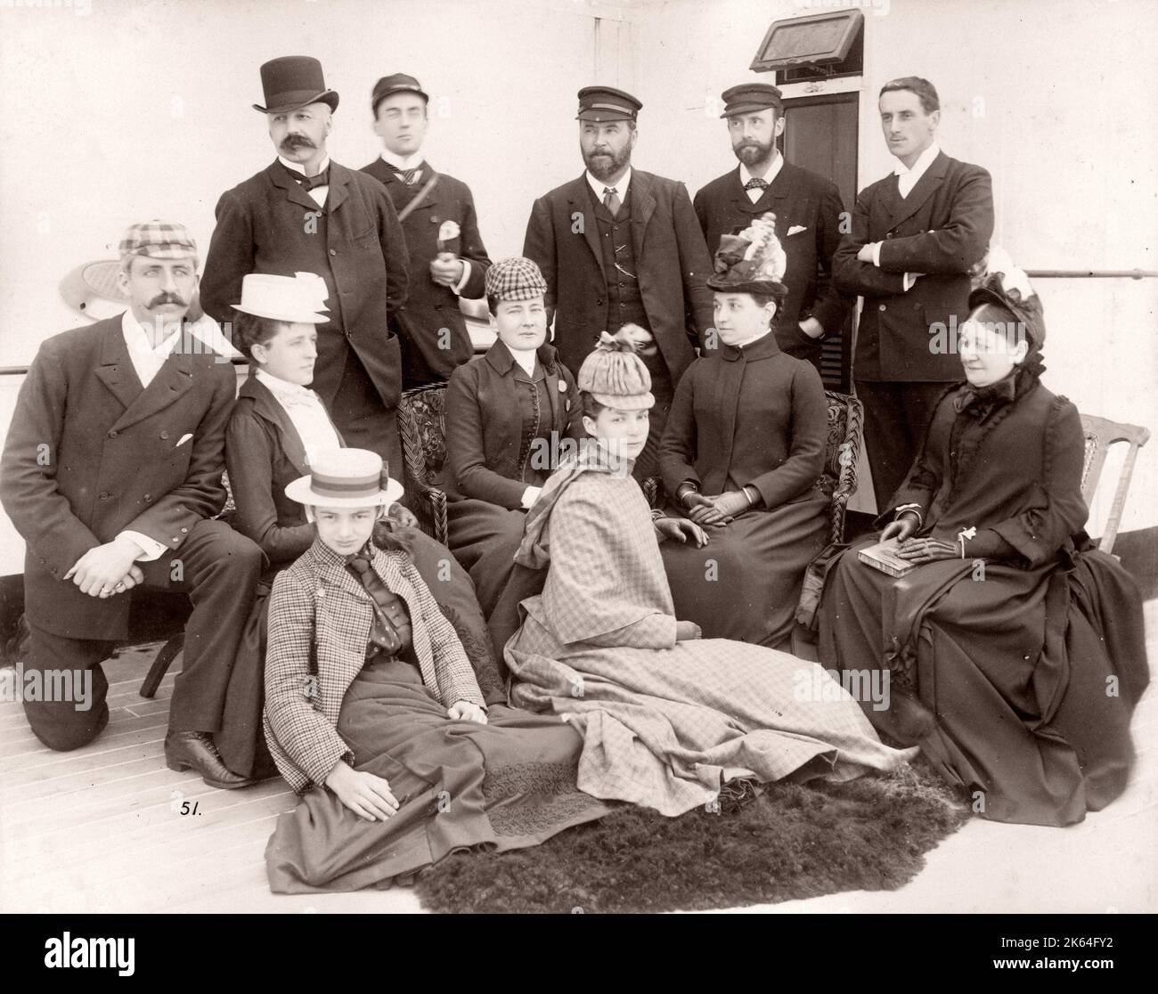 1889 fotografia - RMS Teutonico - da un album di immagini relative al lancio del vaso che è stato costruito da Harland e Wolff a Belfast per la White Star Line - in seguito per ottenere notorietà come il proprietario del Titanic. L'album mostra gli interni della nave, membro dell'equipaggio, crociere di prova, compresa una visita a bordo mediante il Kaiser tedesco e il Principe di Galles, così come molte immagini di altri visitatori. Questa immagine - gli ospiti a bordo della nave per una crociera di prova Foto Stock