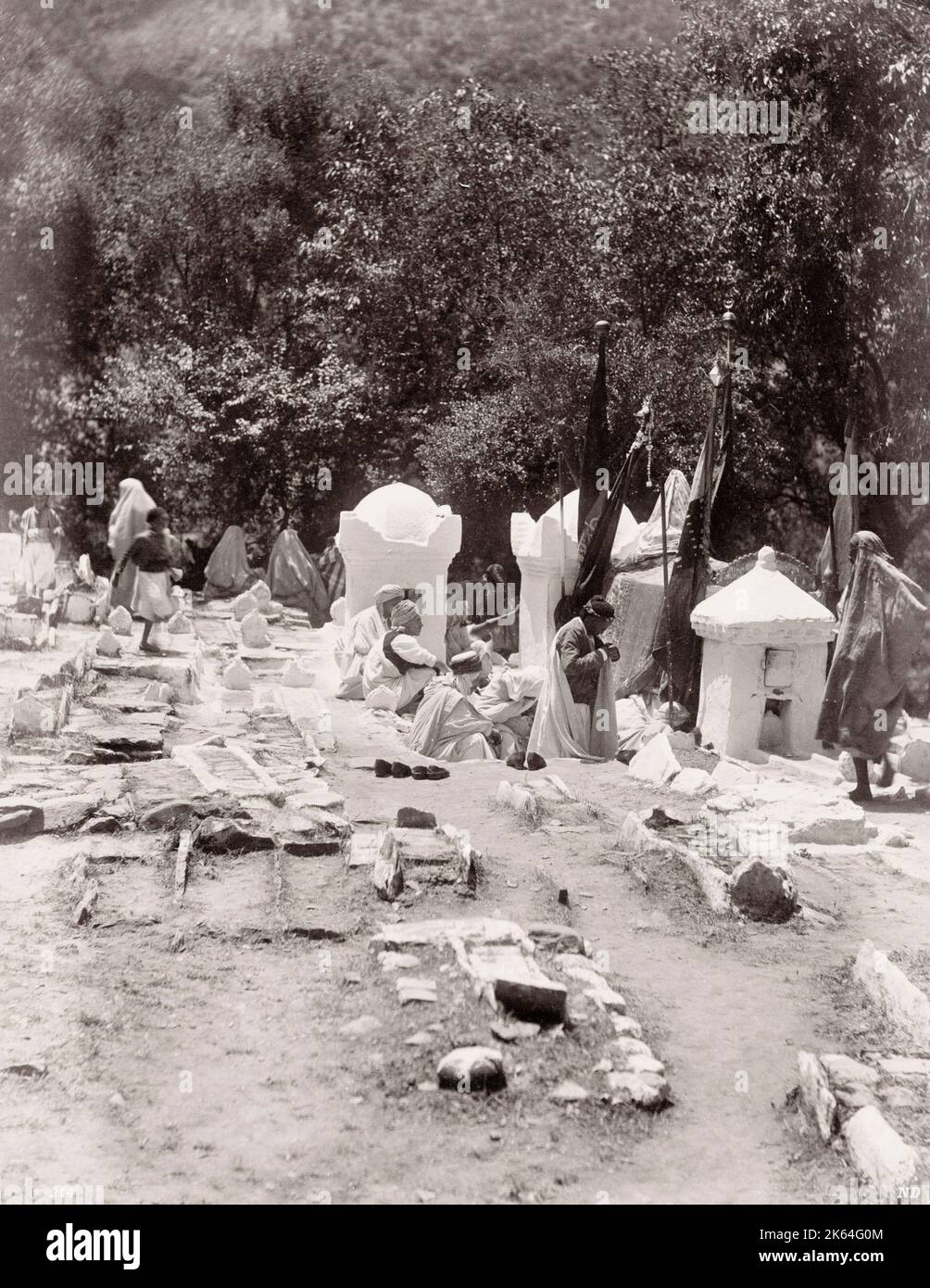 Fotografia d'epoca del XIX secolo: Cerimonia religiosa in un cimitero musulmano, Blida, Algeria. Foto Stock