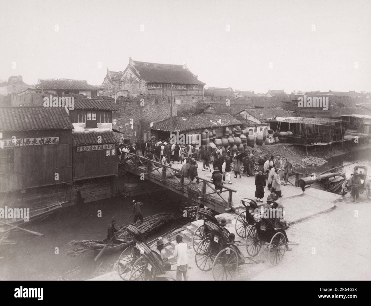 Fine 19th ° secolo fotografia: Ponte sul fiume, occupato con il traffico, Shanghai, Cina. Foto Stock