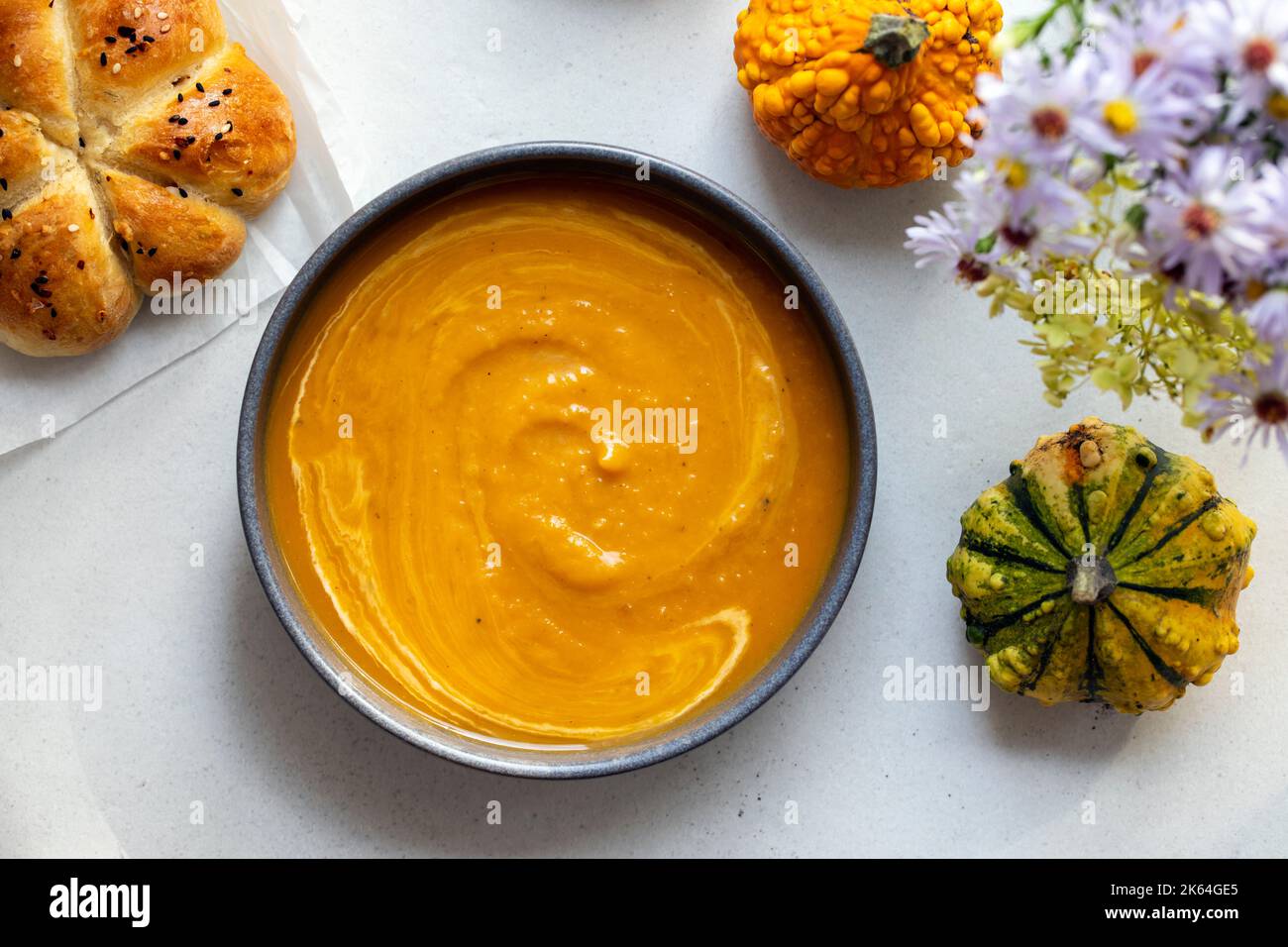 Zuppa di zucca con pane appena sfornato Foto Stock
