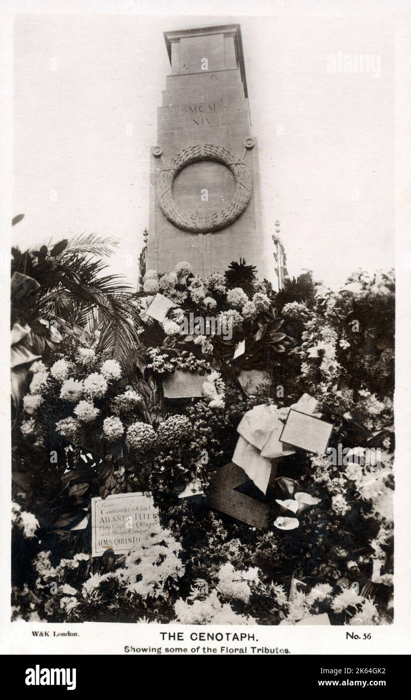Il Cenotaph, Whitehall, Londra - alcuni dei tributi floreali si trovano sotto il monumento il giorno della commemorazione. Progettato da Edwin Lutyens, il monumento commemorativo è stato costruito in pietra di Portland tra il 1919 e il 1920 da Holland, Hannen & Cubitts Data: Circa 1920 Foto Stock