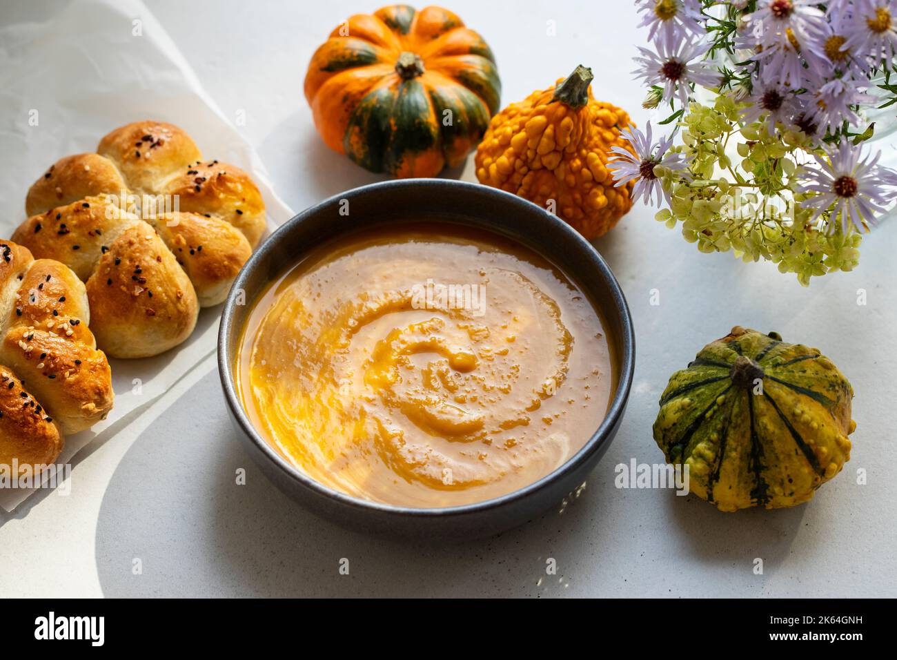 Zuppa di zucca con pane appena sfornato Foto Stock