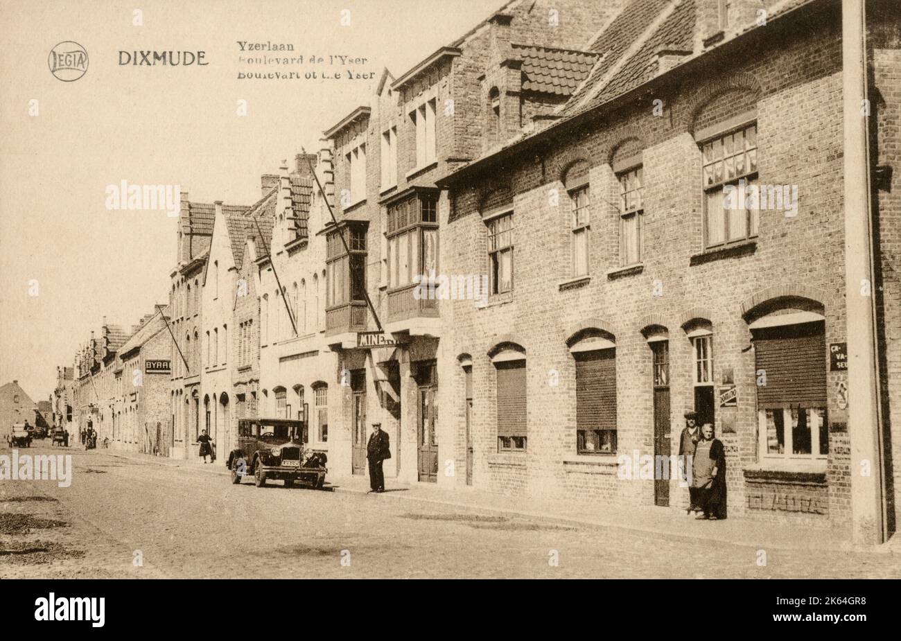 Diksmuide (Dixmude), Belgio - IJzerlaan (Yzerlaan). A destra dell'auto parcheggiata c'è la "Minerva", in questo edificio 6 persone sono state uccise durante i bombardamenti tedeschi del 27 maggio 1940, tutte della famiglia Lenvain. Foto Stock
