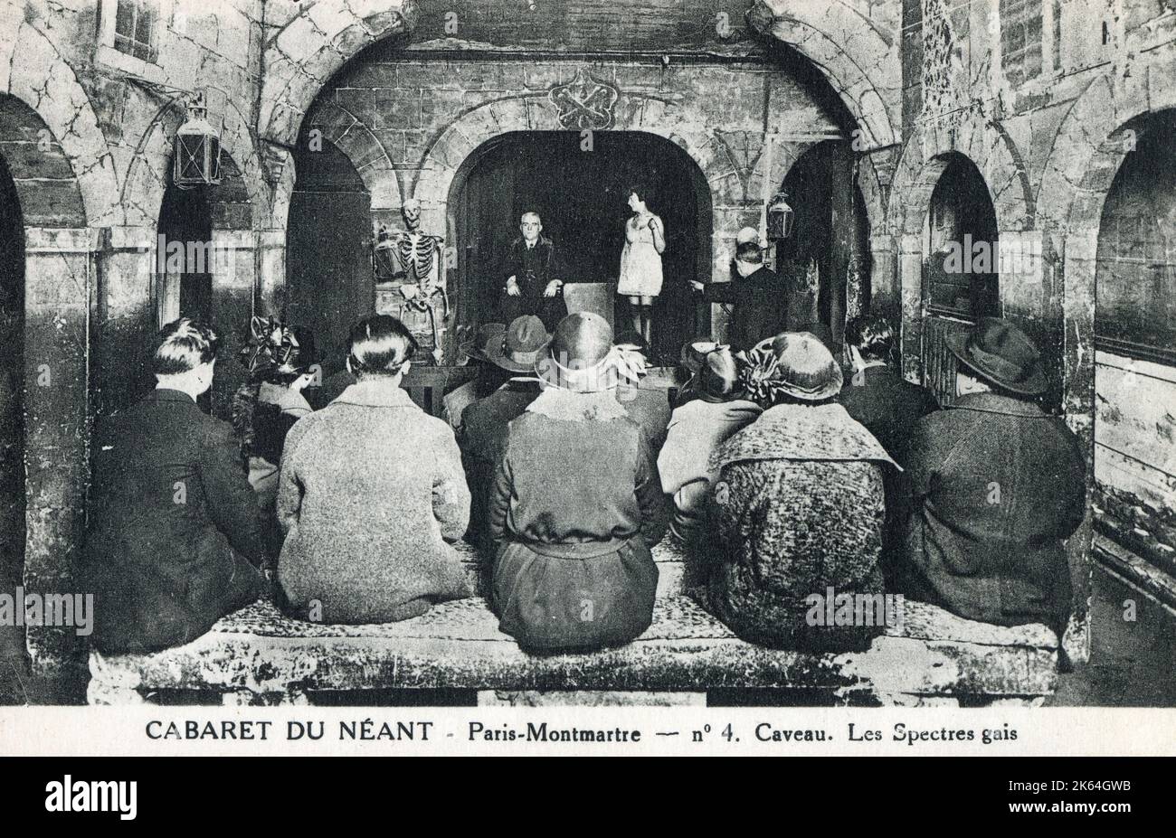 Cabaret du Neant (Cabaret of Nothingness o Death) - un cabaret con spettacolo di fantasmi, dove i fantasmi venivano mostrati davanti al pubblico stupito attraverso trucchi ottici ed effetti speciali. Gli ospiti possono essere visti seduti ai tavoli a forma di bara - Montmartre, Parigi, Francia. Foto Stock