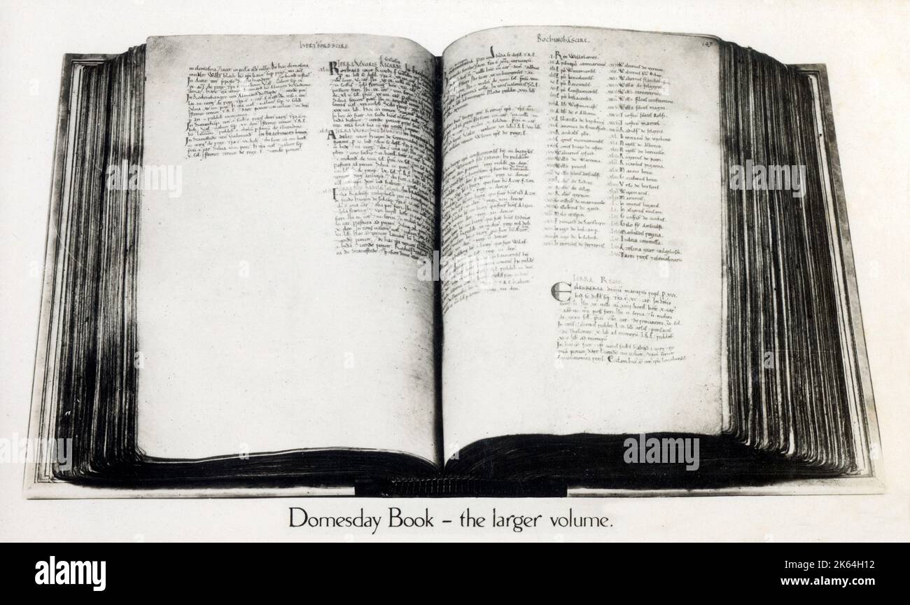 English Social History - The Domesday Book - il volume più grande. Un manoscritto del "Great Survey" di gran parte dell'Inghilterra e di parti del Galles completato nel 1086 per ordine di re Guglielmo il Conquistatore. Foto Stock