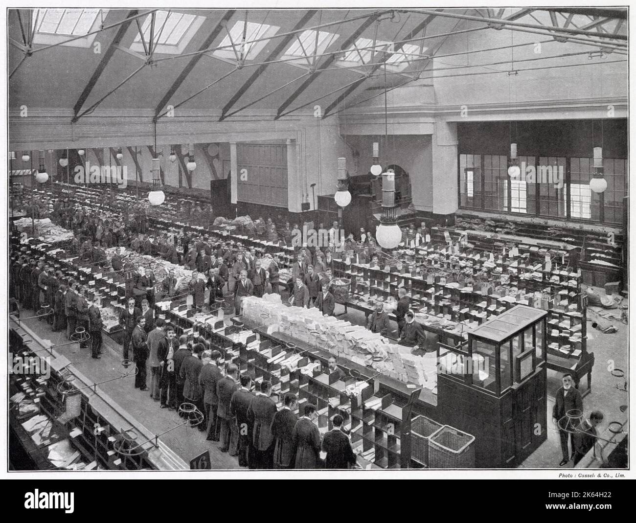 Ufficio postale generale - St Martin's-le-Grand, Londra. Questo è stato il principale ufficio postale di Londra tra il 1829 e il 1910. Fotografia che mostra la stanza dedicata alla cernita dei giornali, quantità incredibile passata attraverso, circa $150.600.000 all'anno. Data: 1900 Foto Stock