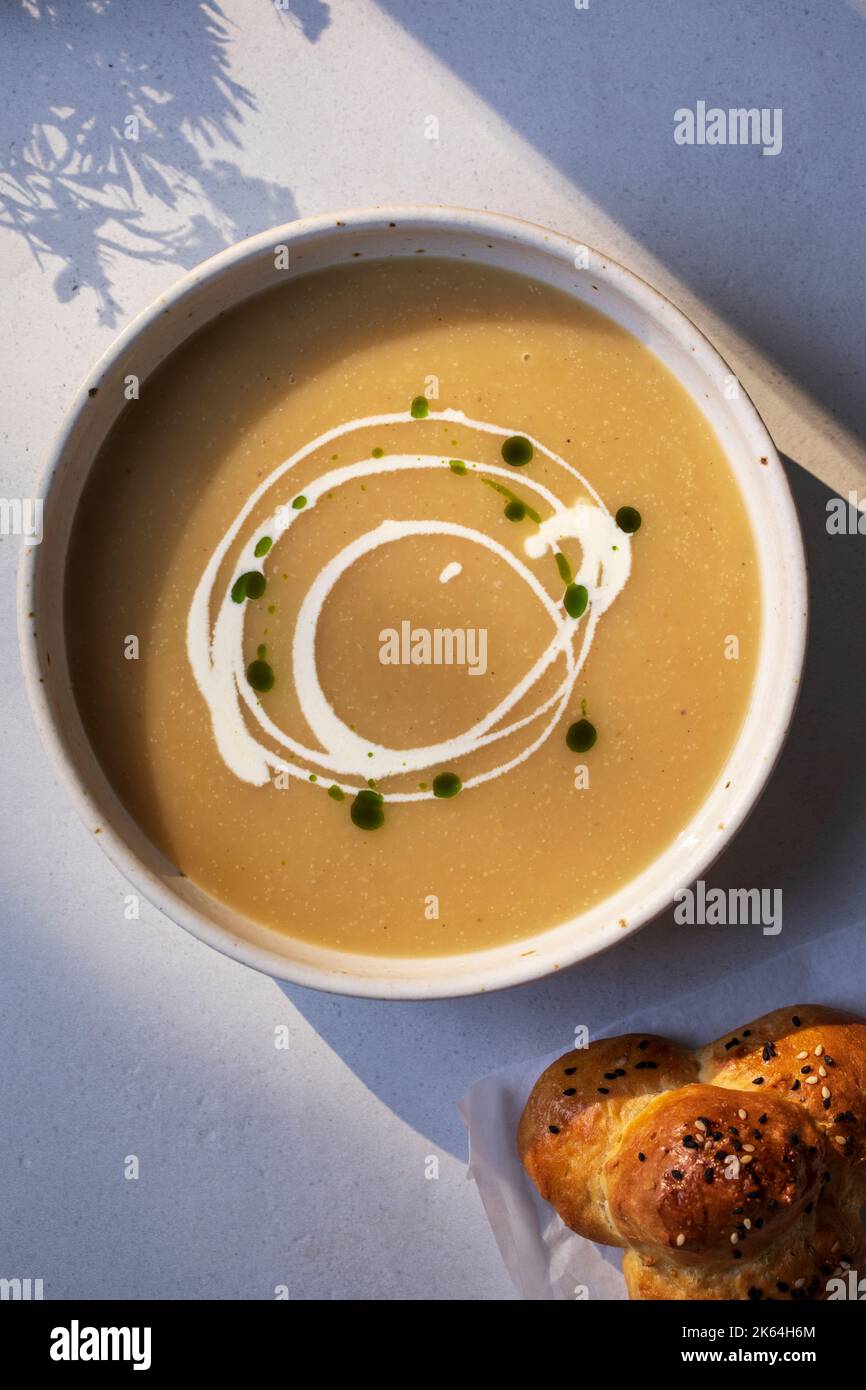 Zuppa cremosa di sedano con olio di parssley e semi di cipolla neri Foto Stock