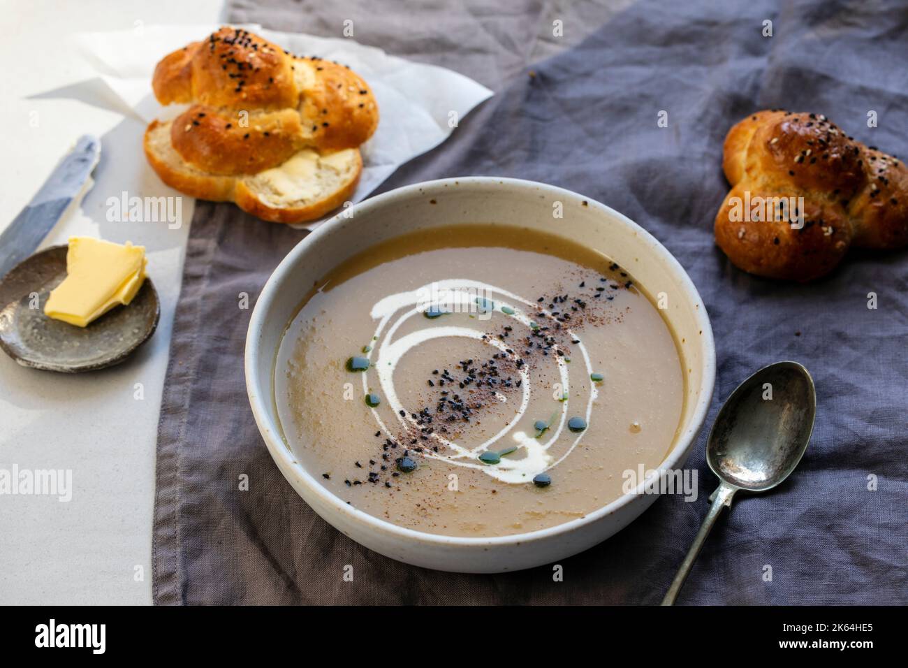 Zuppa cremosa di sedano con olio di parssley e semi di cipolla neri Foto Stock