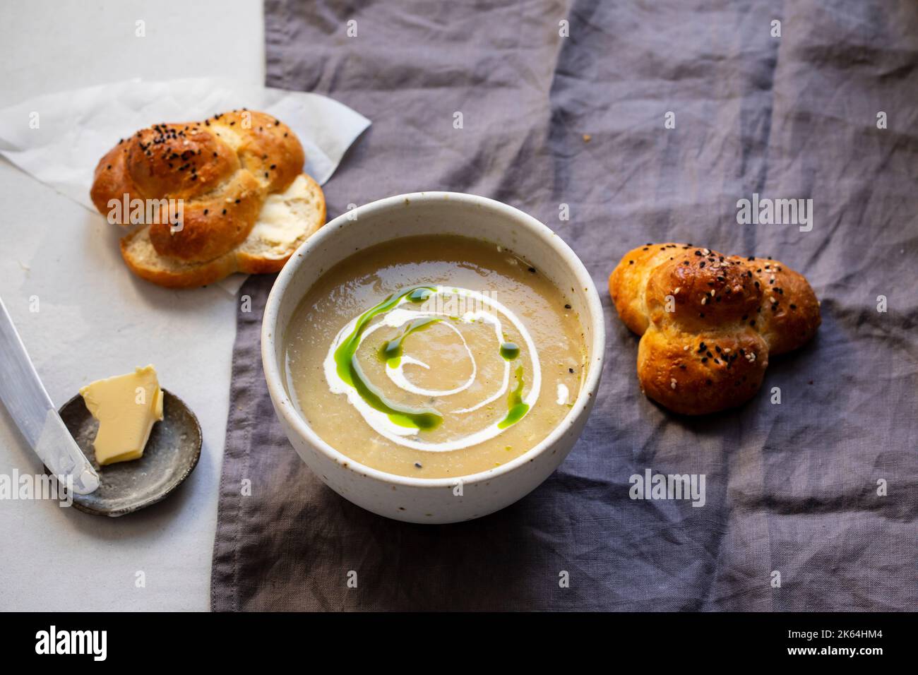 Zuppa cremosa di sedano con olio di parssley e semi di cipolla neri Foto Stock