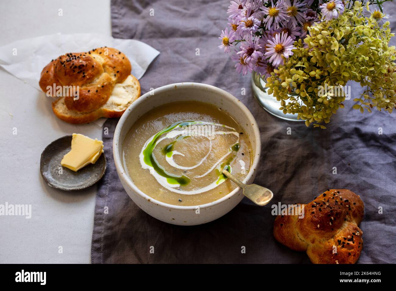 Zuppa cremosa di sedano con olio di parssley e semi di cipolla neri Foto Stock