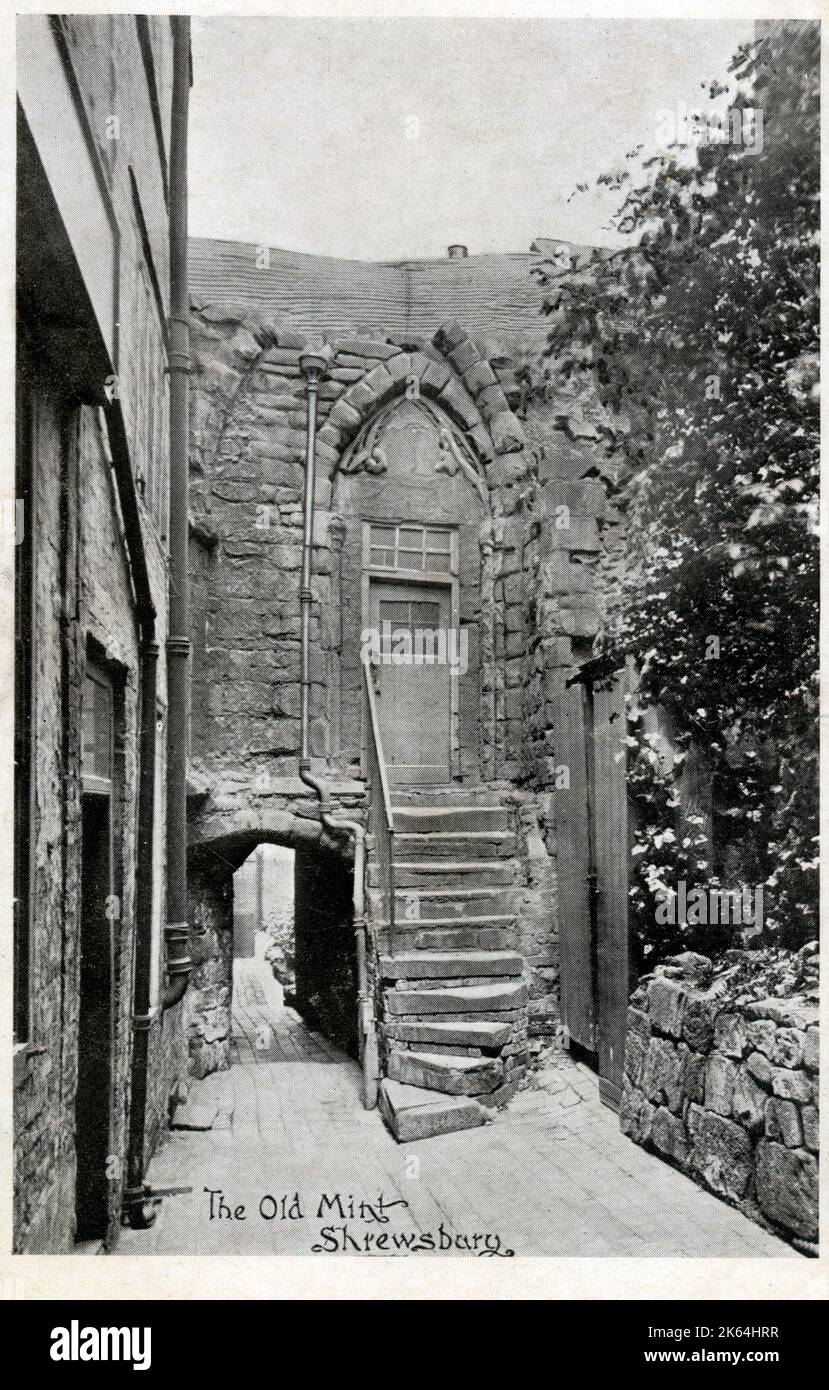 Porta al piano principale di Bennets Hall, che risale alla metà del 13th ° secolo ed è talvolta noto come 'la Zecca Vecchia', poiché si ritiene che sia stato il sito della Zecca di Charles i Shrewsbury, durante la guerra civile. E' stato recentemente stabilito che questa era la casa cittadina della famiglia Ludlow, probabilmente costruita da Nicholas, padre del costruttore del Castello di Stokesay. L'arco accanto ai gradini portò a Leopard Shut, più tardi noto come Purslow's Passage, dopo un sarto al No 3 Pride Hill. Una volta una delle scene più fotografate a Shrewsbury, Shropshire. Questi resti hanno miracu Foto Stock