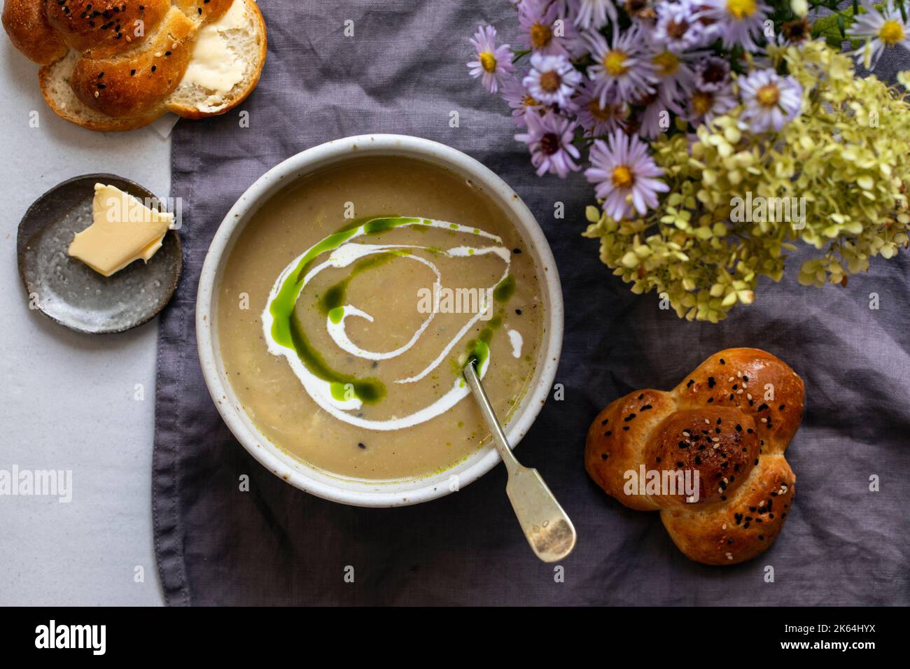 Zuppa cremosa di sedano con olio di parssley e semi di cipolla neri Foto Stock