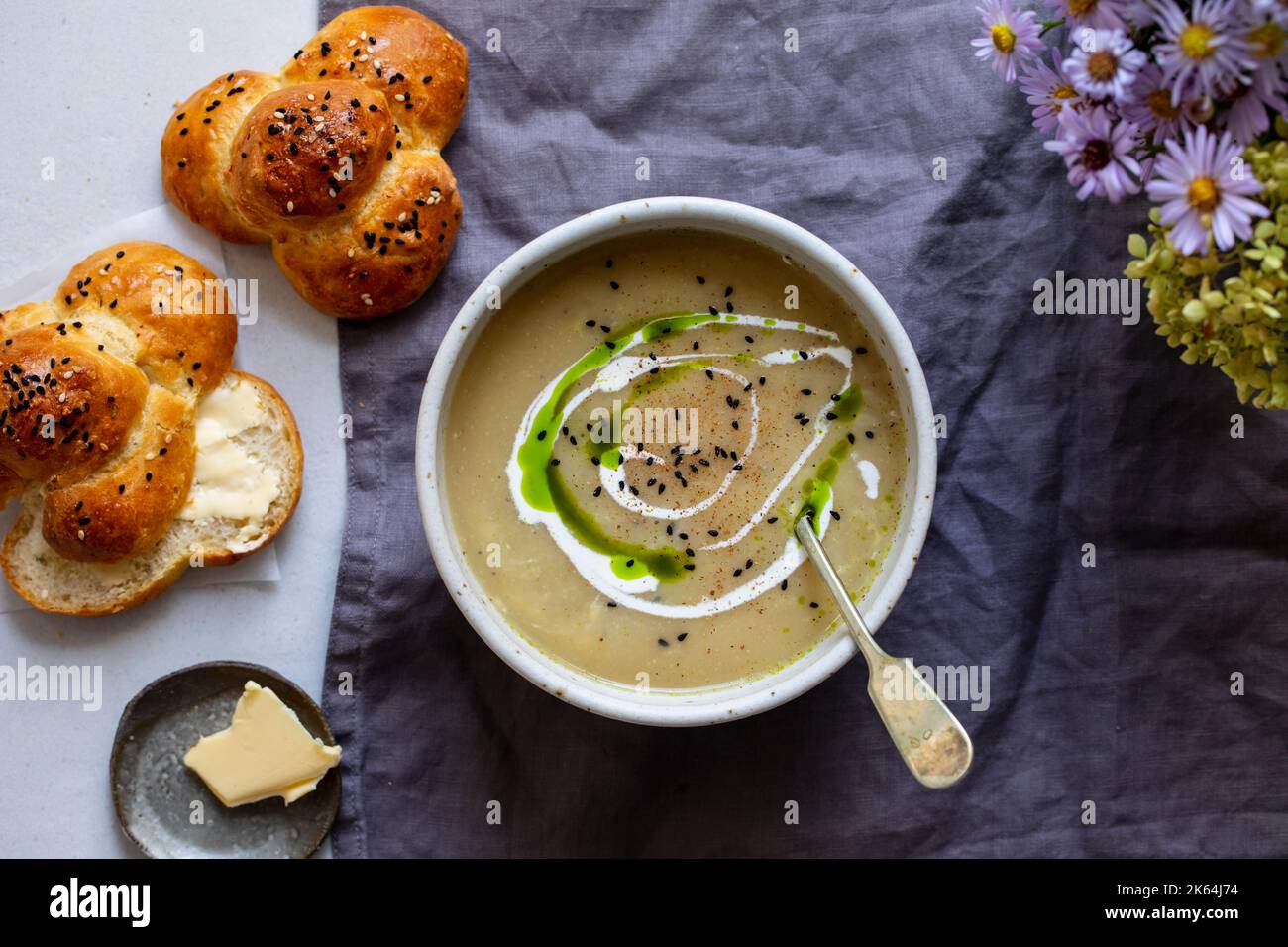 Zuppa cremosa di sedano con olio di parssley e semi di cipolla neri Foto Stock