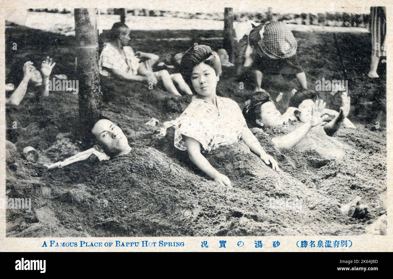 Beppu, Giappone. La città fu fondata il 1 aprile 1924 ed è famosa per le sue onsen (sorgenti termali), considerate sacre. Beppu è la capitale giapponese dell'onsen, con il maggior volume di acqua calda al mondo, ad eccezione di Yellowstone negli Stati Uniti e del maggior numero di sorgenti termali in Giappone. Beppu contiene nove importanti punti caldi geotermici, a volte chiamati "nove inferi di Beppu". Questa carta ricordo raffigura la gente del posto che gode di un tradizionale bagno termale caldo. Data: 1928 Foto Stock
