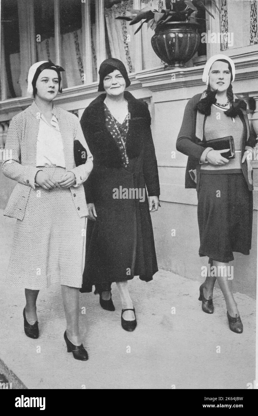 Kate Evelyn "ma" Meyrick (1875-1933), una donna d'affari irlandese e "Regina" della scena dei nightclub di Londra, raffigurata con le sue due figlie più giovani, Bobbie (a sinistra) e Irene a Monte Carlo nel 1931. Gestiva "43", un jazz club notturno al 43 di Gerrard Street a Soho, è stata processata diverse volte per aver violato le leggi sulle licenze ed è andata in prigione per aver corrotto i poliziotti per ignorare queste violazioni. Il suo libro "Secrets of the 43" è stato bandito dalla sua pubblicazione nel 1933. Tre delle sue figlie sposarono i pari del regno. Foto Stock