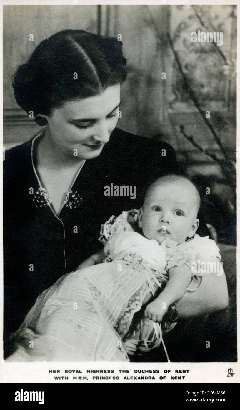 Una bambina principessa Alexandra, l'onorevole Lady Ogilvy (Alexandra Helen Elizabeth Olga Christabel) (1936-), la figlia del principe Giorgio, duca di Kent, e la principessa Marina di Grecia e Danimarca (nella foto che tiene la figlia). Data: 1936 Foto Stock