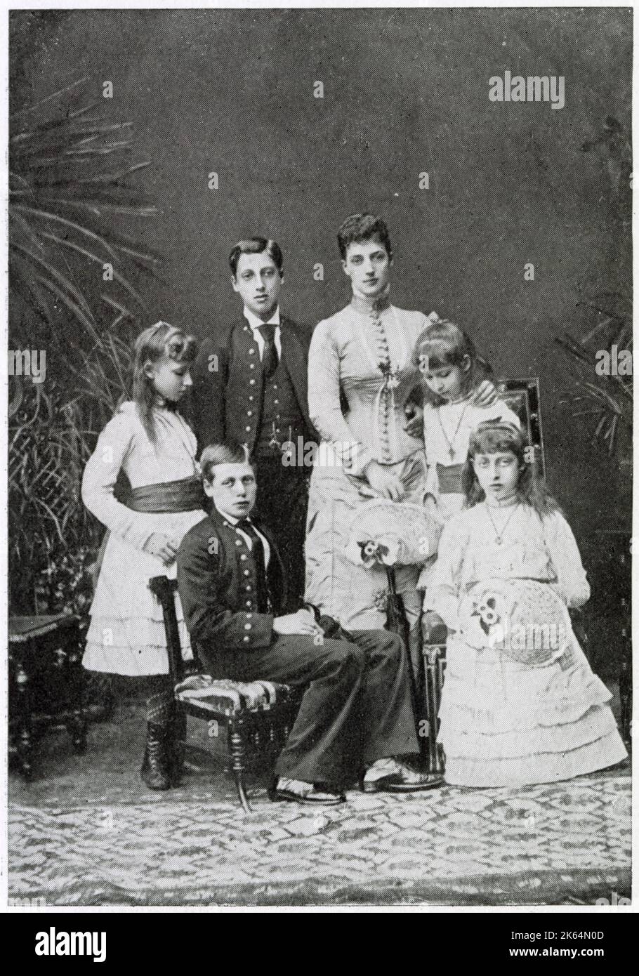 La Regina Alessandra, quando Principessa di Galles, con i suoi cinque figli, il Principe Alberto Vittorio, Duca di Clarence, Principessa Luisa, Principessa Vittoria, la principessa Maud e il principe George. Foto Stock