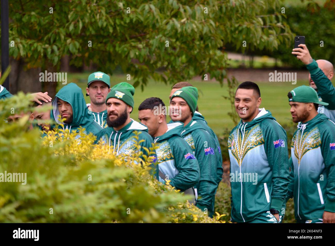 Darlington, Regno Unito. 11 Ott 2022. La squadra della Coppa del mondo di rugby maschile delle Isole Cook è arrivata alla Rockliffe Hall, dove si terrà per tre settimane durante la campagna RLWC2021 che include una partita contro i rivali Tonga al Riverside Stadium di Middlesbrough. La squadra è stata salutata con una banda di ottoni giovanili e giovani giocatori di Yarm Wolves prima di incontrare rappresentanti locali e i media. Hanno anche eseguito l'Haka. Credit: Teesside Snapper/Alamy Live News Foto Stock