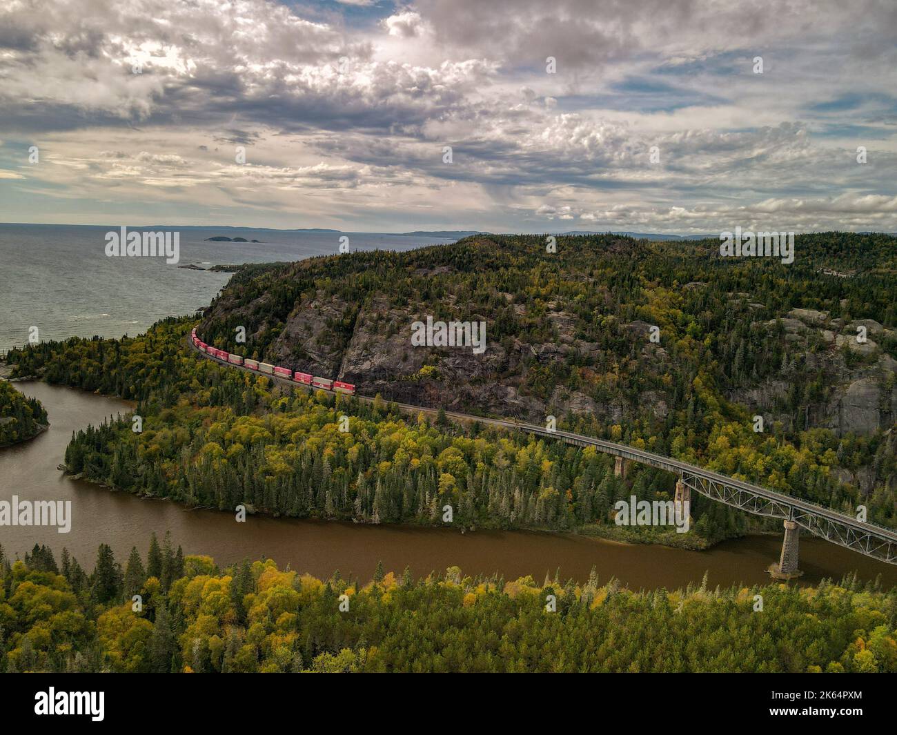 Treno sul lago Superior lungo il lago e l'autostrada trans-Canada Foto Stock