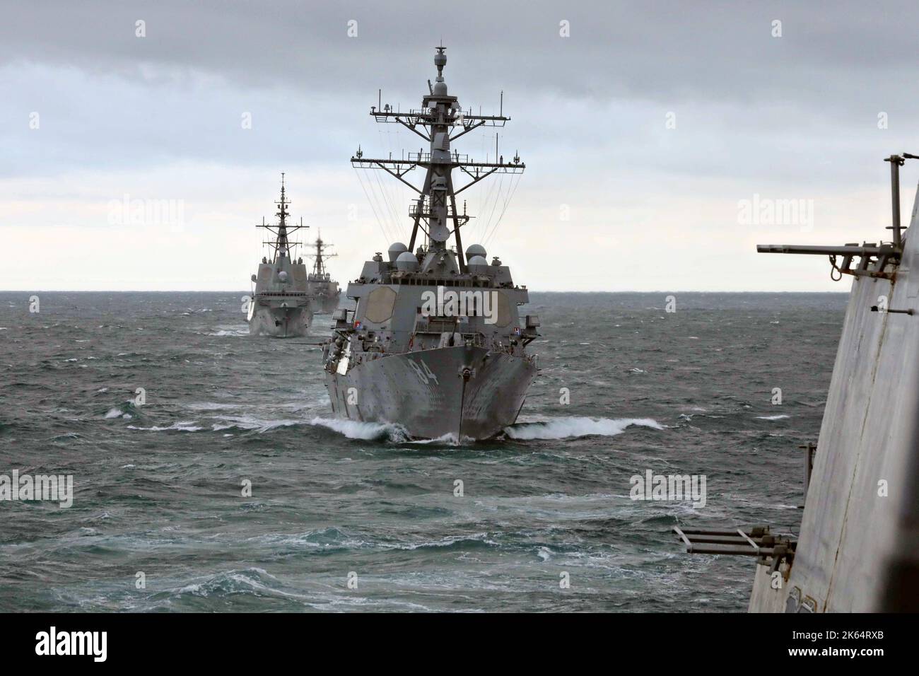 Oceano Atlantico, Spagna. 05 ottobre 2022. Il cacciatorpediniere missilistico guidato della U.S. Navy Arleigh Burke-Class USS McFaul (DDG 74) irruba l'Oceano Atlantico durante un transito simulato con il Ford Carrier Strike Group, 5 ottobre 2022 vicino alla Spagna. Credit: MC3 Kerri Kline/US Navy Photo/Alamy Live News Foto Stock