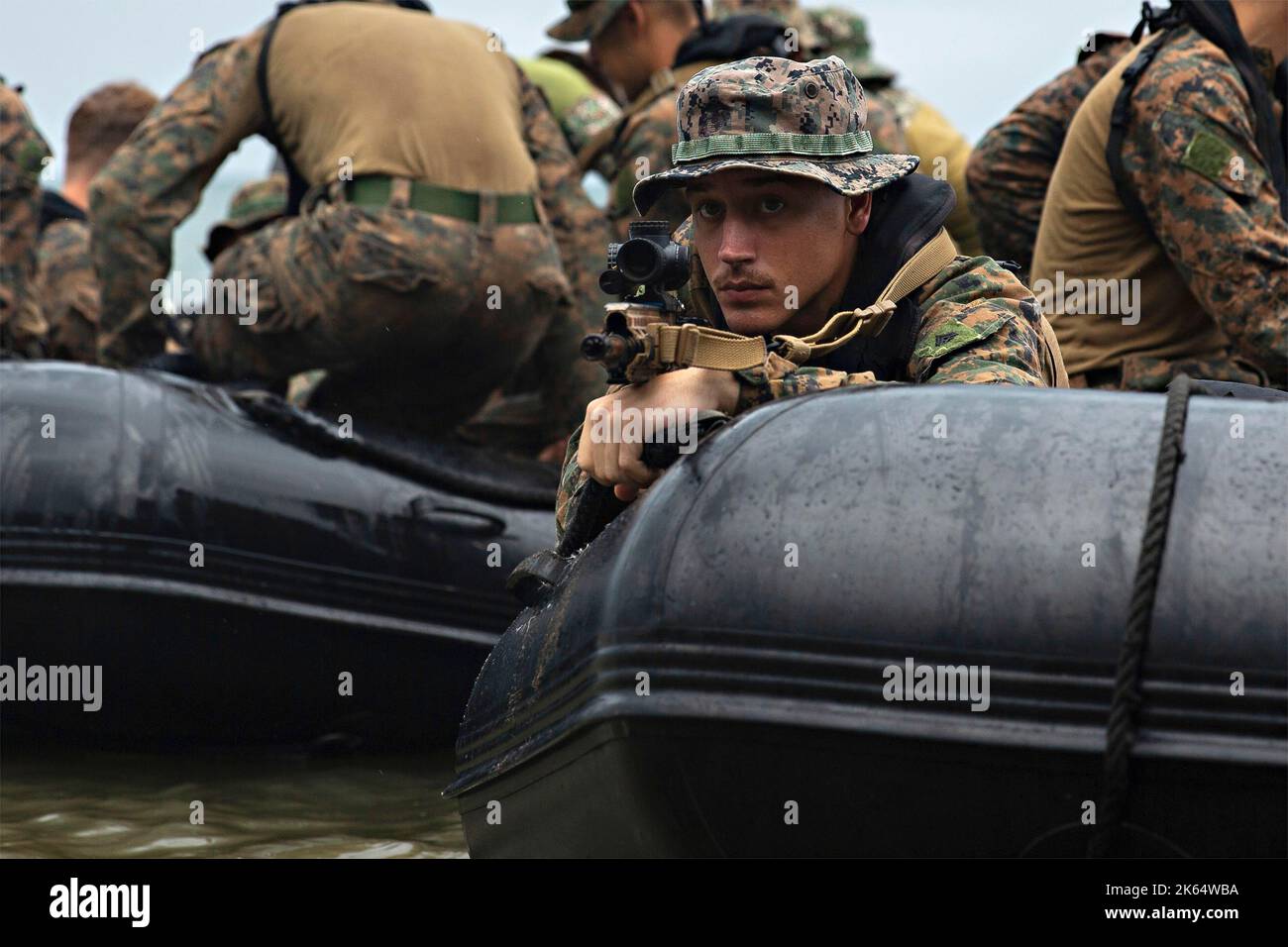 San Vicente, Filippine. 10 ottobre 2022. I marines statunitensi con 1st battaglione, 2D marines, partecipano ad un raid anfibio congiunto con i marines filippini durante KAMANDAG 6, 10 ottobre 2022 a San Vicente, Filippine. KAMANDAG 6 è un esercizio combinato con il corpo Marino delle Filippine, il corpo Marino della Corea del Sud e la forza di autodifesa di terra del Giappone. Credito: LCpl. Michael Taggart/USA Marine Corps/Alamy Live News Foto Stock