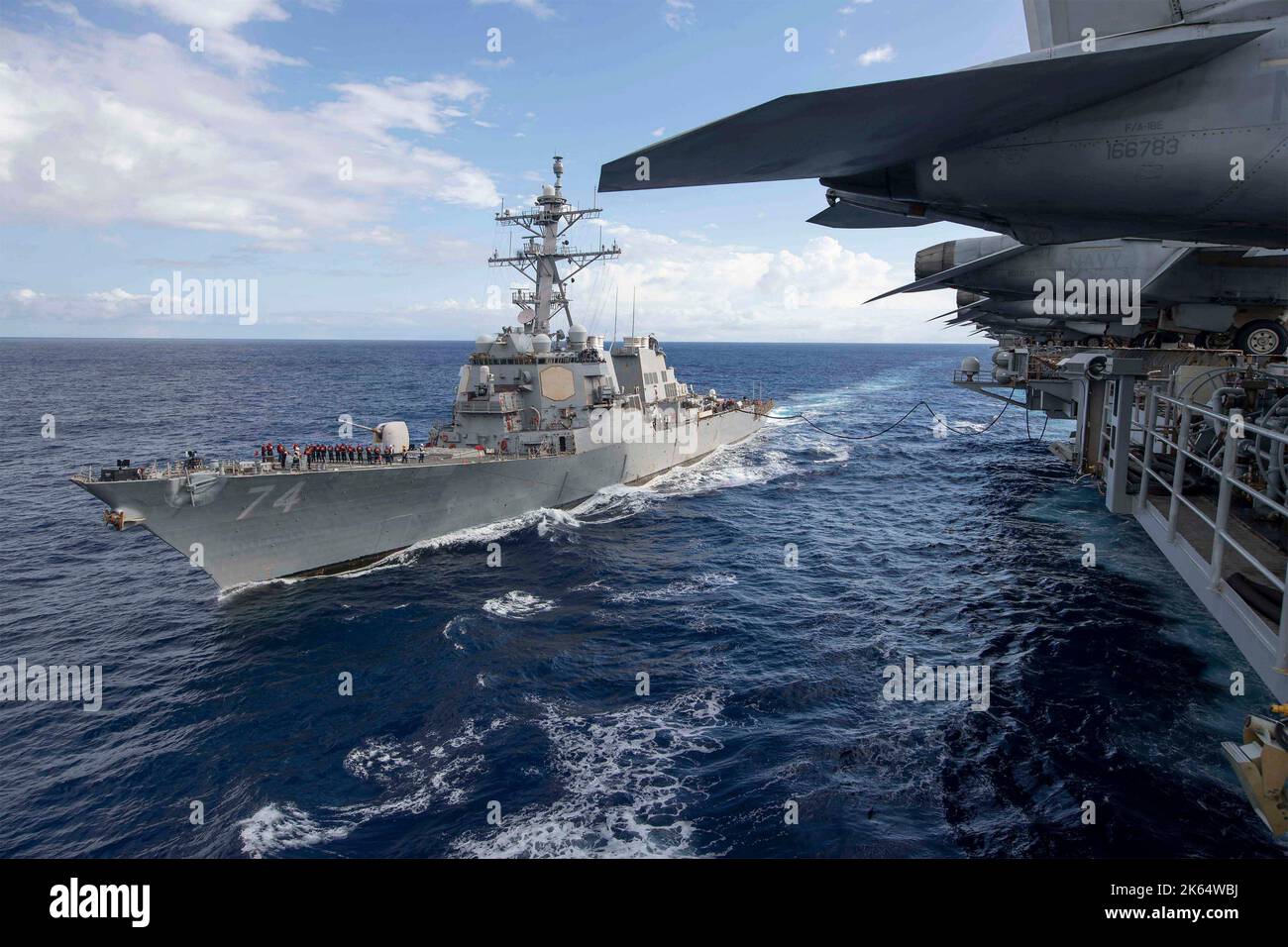 Oceano Atlantico, Spagna. 11 ottobre 2022. Il cacciatorpediniere missilistico guidato della U.S. Navy Arleigh Burke-Class USS McFaul si scava a vapore accanto al superportatore della Ford USS Gerald Ford nell'Oceano Atlantico, 11 ottobre 2022 vicino alla Spagna. Credit: MC3 Kerri Kline/US Navy Photo/Alamy Live News Foto Stock