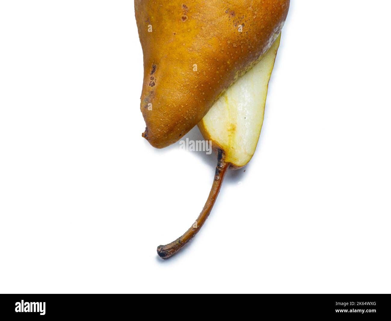 Una pera tagliata a metà. La polpa di una frutta succosa. Pera gialla su sfondo bianco. Cibo per un amante del cibo crudo. Snack delizioso, abbondanza di frutta Foto Stock