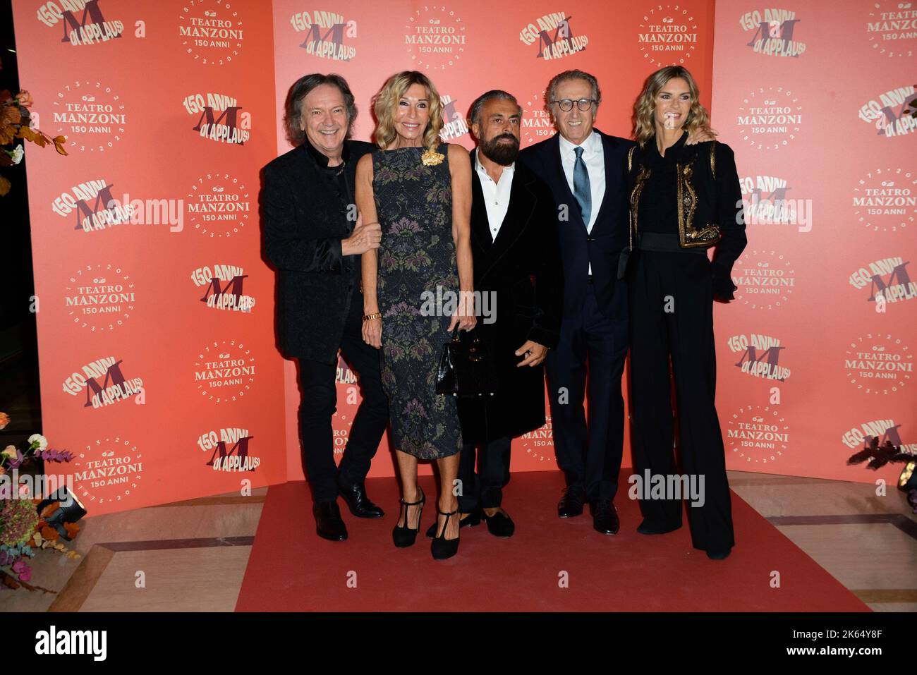 Milano, Italia. 11th Ott 2022. Milano, tappeto rosso per il 150th° anniversario del Teatro Manzoni. Nella foto: Canzian rosso, Martina Colombari, Ildo Damiano, Ernesto Mauri Credit: Agenzia indipendente per le foto/Alamy Live News Foto Stock